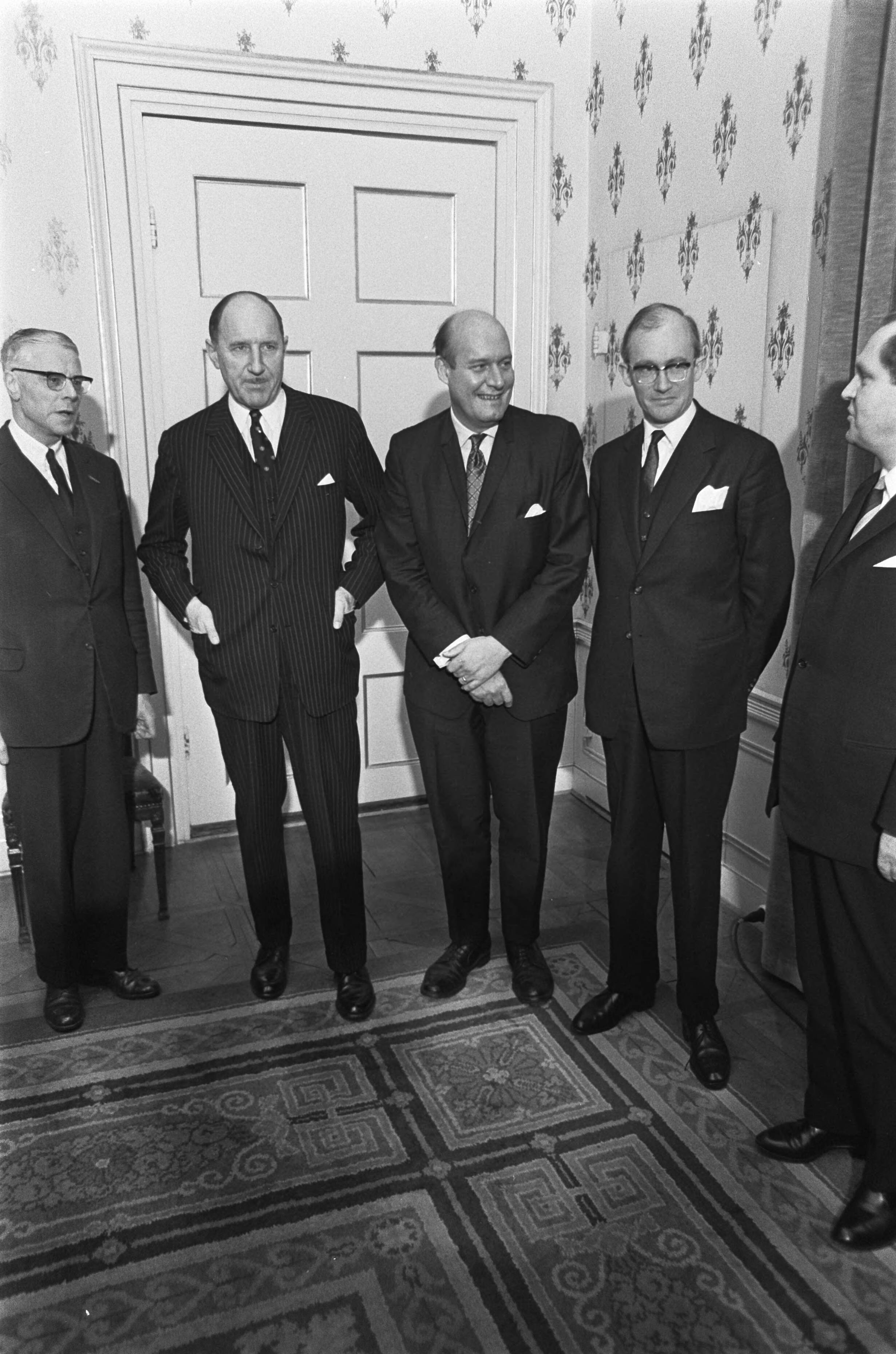 Fotocollectie Anefo — Amerikaanse Staatssecretaris van Buitenlandse Zaken Katzenbach in Den Haag . Zijlstra, Luns, Katzenbach en Witteveen — Foto: Nijs, Jac. de / Anefo. Licentie: Set B: Rechtenvrij / Publiek Domein. Bron: Nationaal Archief. http://hdl.handle.net/10648/ab319166-d0b4-102d-bcf8-003048976d84