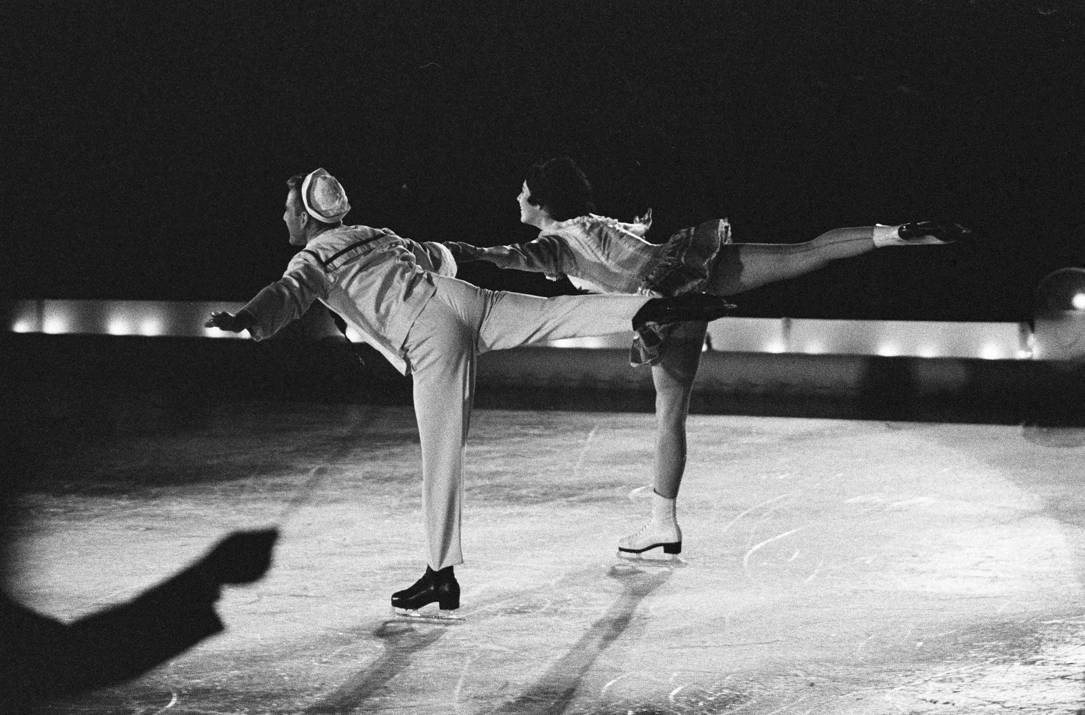 Fotocollectie Anefo — Optreden van de Weense IJsrevue in de Expohal te Hilversum — Foto: Pot, Harry / Anefo. Licentie: Set B: Rechtenvrij / Publiek Domein. Bron: Nationaal Archief. http://hdl.handle.net/10648/a9ca057e-d0b4-102d-bcf8-003048976d84