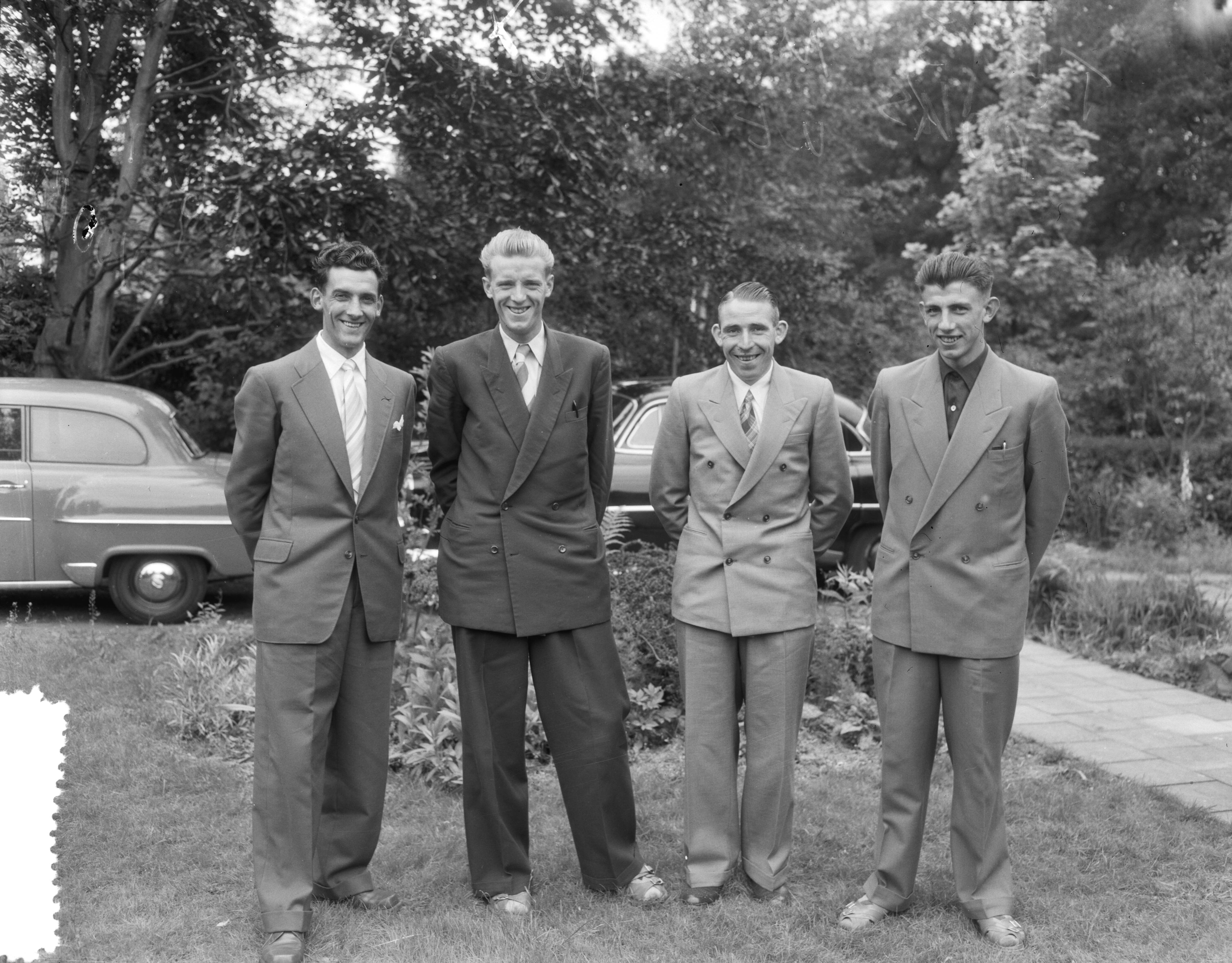 Ondertekening van contracten van Tour de France ploeg ten huize van Cees Pellenaars te Breda — Ondertekening van contracten van Tour de France-ploeg ten huize van Cees Pellenaars te Breda. Vlnr Gerrit Voorting, Jan Nolten, Nico van Est, Thijs Roks — Foto: Duinen, G.W. van / Anefo. Licentie: Set B: Rechtenvrij / Publiek Domein. Bron: Nationaal Archief. http://hdl.handle.net/10648/a924b01a-d0b4-102d-bcf8-003048976d84