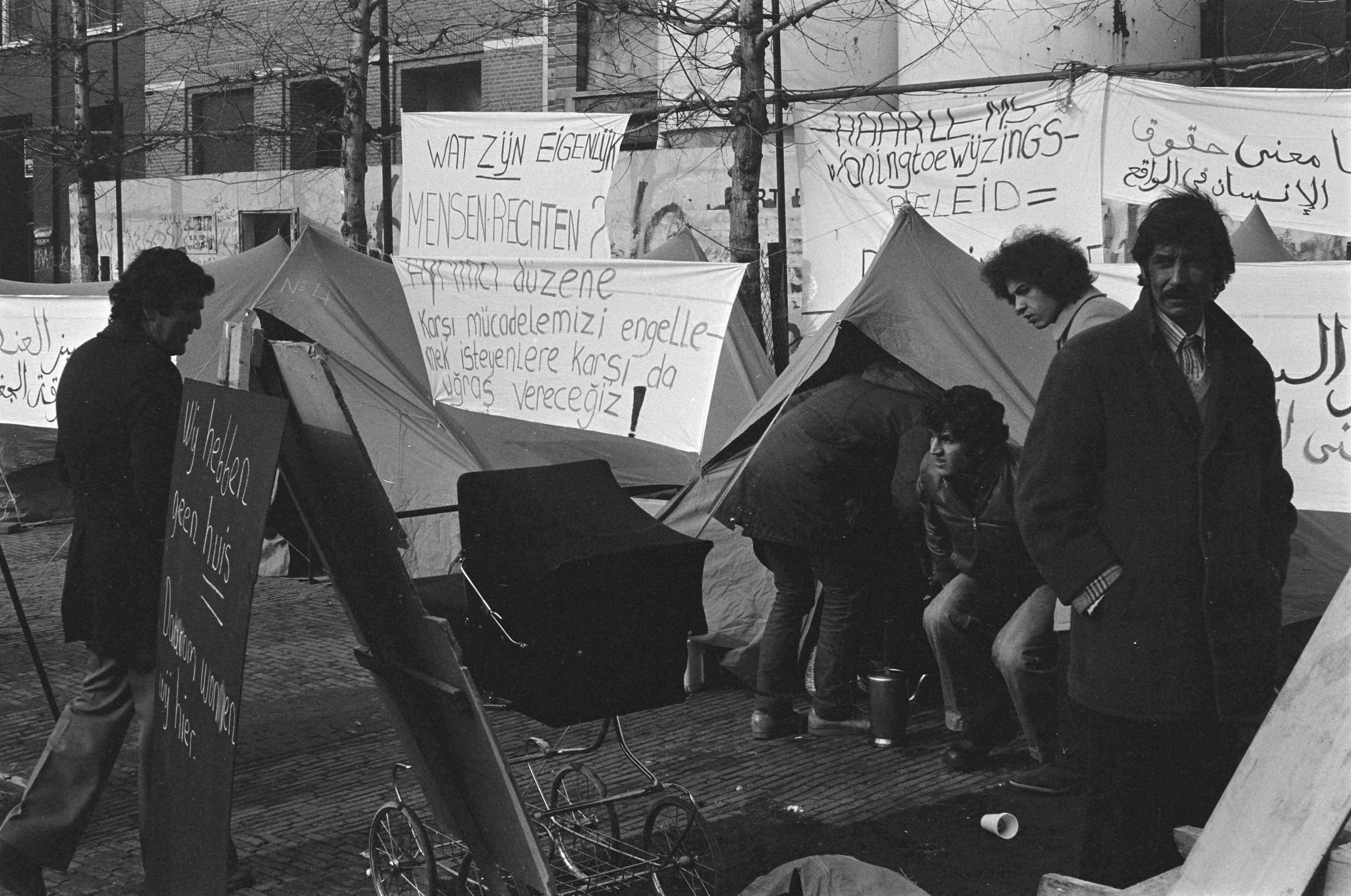 Fotocollectie Anefo — Tenten op Grote Markt in Haarlem neergezet door buitenlandse werknemers omdat ze nog steeds geen huis hebben van gemeente — Foto: Dijk, Hans van / Anefo. Licentie: Set B: Rechtenvrij / Publiek Domein. Bron: Nationaal Archief. http://hdl.handle.net/10648/acf5cdaa-d0b4-102d-bcf8-003048976d84