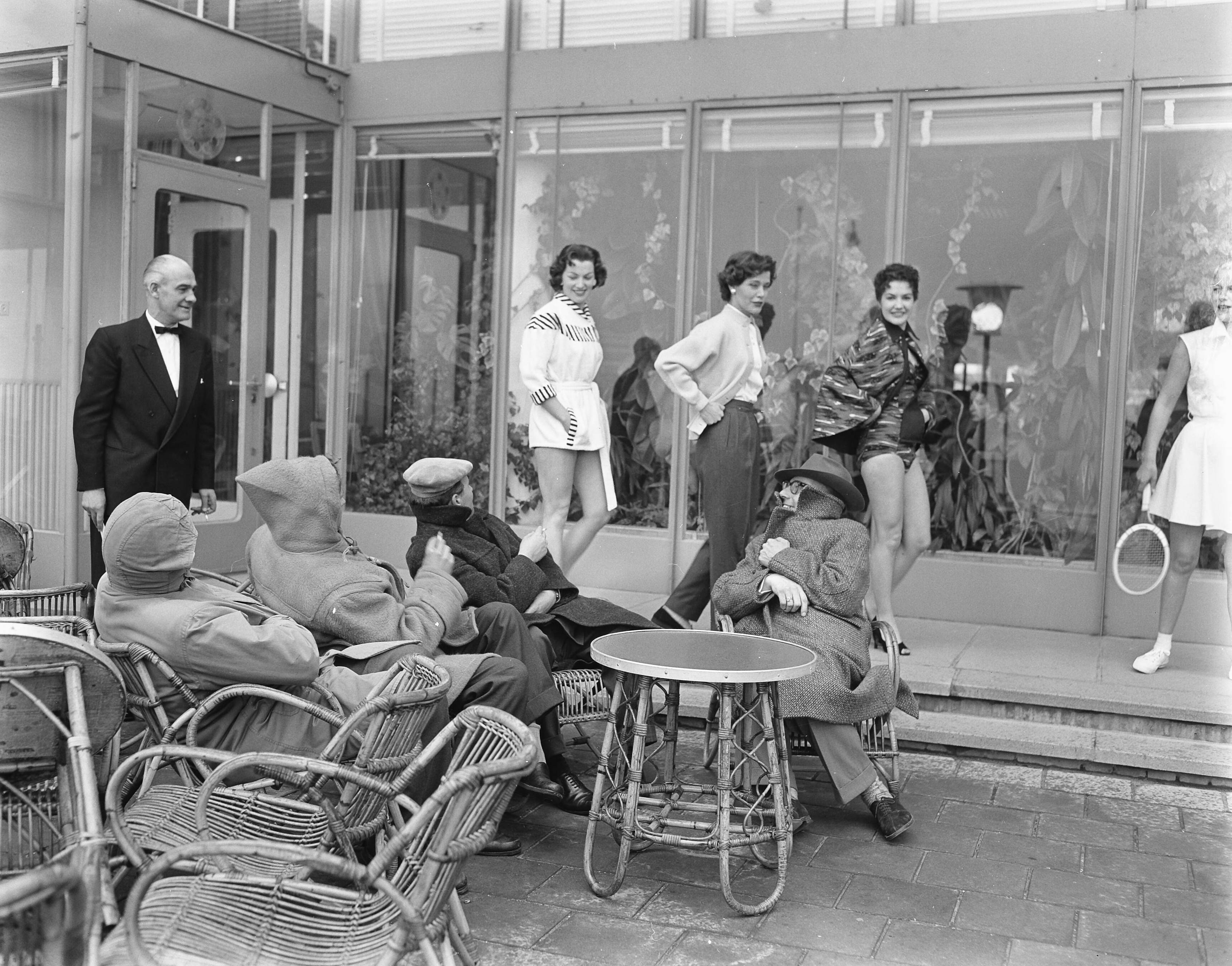 Fotocollectie Anefo — Modeshow bij Hotel Bouwens te Zandvoort. — Foto: Pot, Harry / Anefo. Licentie: Set B: Rechtenvrij / Publiek Domein. Bron: Nationaal Archief. http://hdl.handle.net/10648/a945e578-d0b4-102d-bcf8-003048976d84