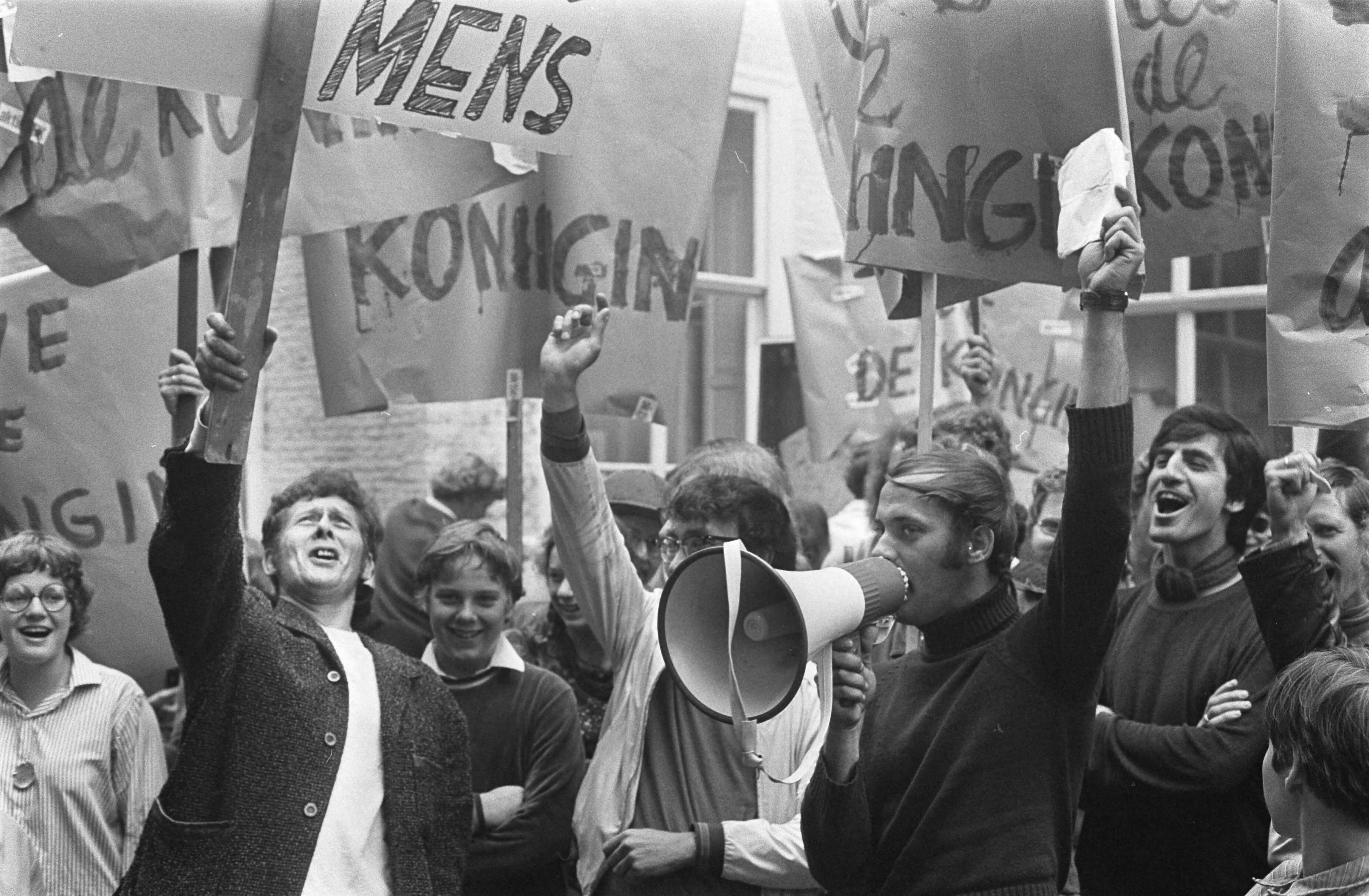 Fotocollectie Anefo — Kunstenaars van de BBK protesteren met borden tegen het cultuurbeleid op Lange Voorhout Den Haag tijdens rit Kon. Fam. naar Pal. Lange Voorhout : demonstrerende — Foto: Koch, Eric / Anefo. Licentie: Set B: Rechtenvrij / Publiek Domein. Bron: Nationaal Archief. http://hdl.handle.net/10648/ab79fd34-d0b4-102d-bcf8-003048976d84