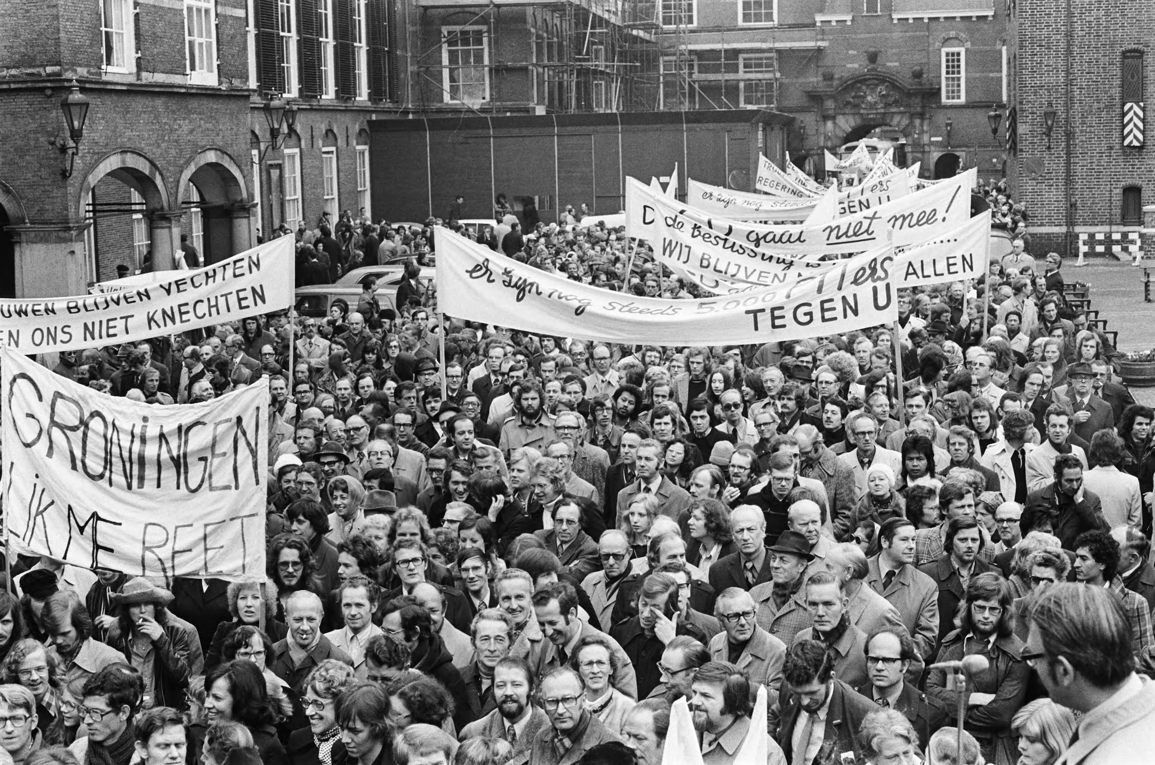 Fotocollectie Anefo — PTT-ambtenaren demonstreren in Den Haag tegen spreiding en overplaatsing (o.a. naar Groningen) — Foto: Peters, Hans / Anefo. Licentie: Set B: Rechtenvrij / Publiek Domein. Bron: Nationaal Archief. http://hdl.handle.net/10648/ac66f8e6-d0b4-102d-bcf8-003048976d84