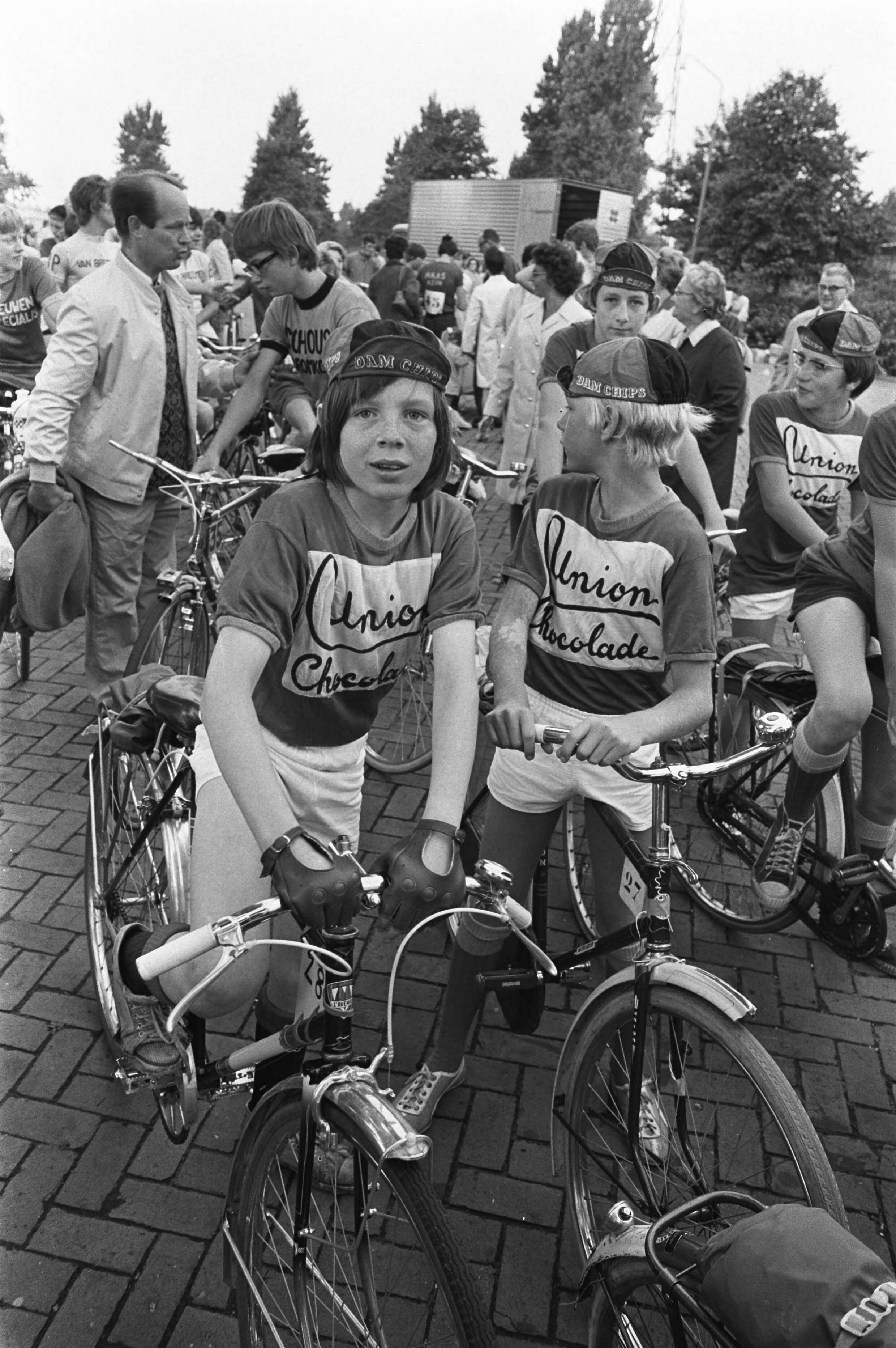 Fotocollectie Anefo — Wielerronde voor jongens van 13 t/m 15 jaar , "Muggenronde", gestart in Haarlem, jeugdige "wielrenners" bij de start — Foto: Evers, Joost / Anefo. Licentie: Set B: Rechtenvrij / Publiek Domein. Bron: Nationaal Archief. http://hdl.handle.net/10648/ab9db94a-d0b4-102d-bcf8-003048976d84