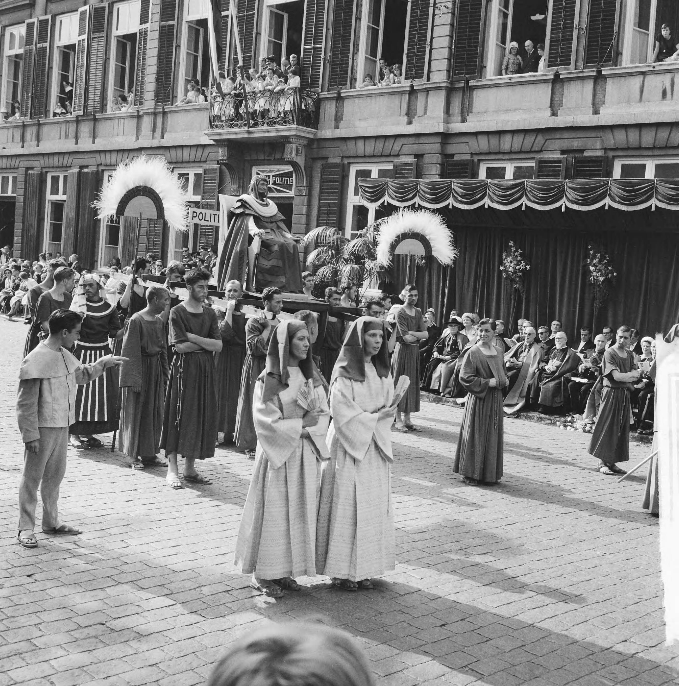Fotocollectie Anefo — Heiligdomsvaart in Maastricht. Processie — Foto: Koch, Eric / Anefo. Licentie: Set B: Rechtenvrij / Publiek Domein. Bron: Nationaal Archief. http://hdl.handle.net/10648/aa0fc03c-d0b4-102d-bcf8-003048976d84