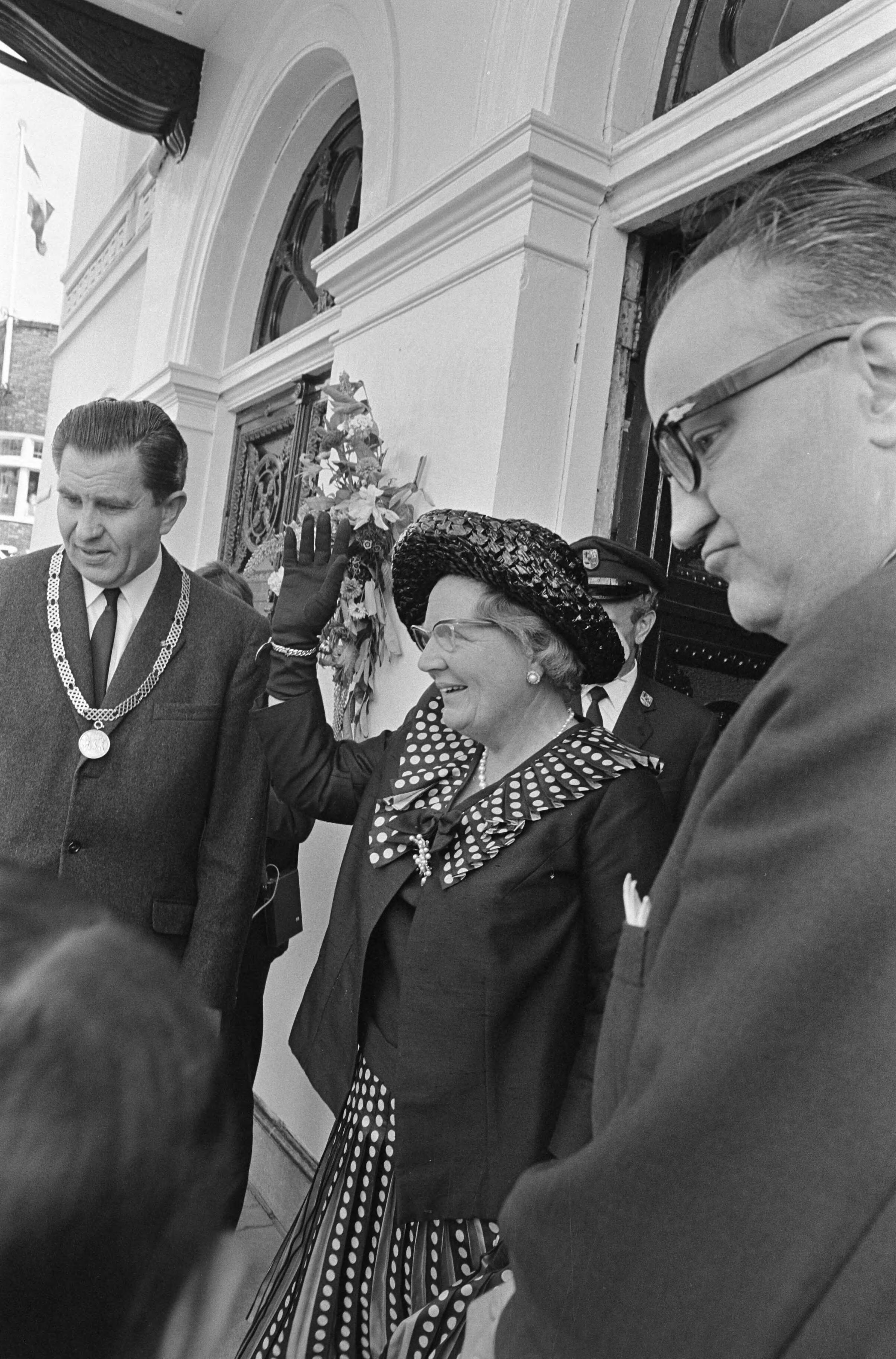 Koningin Juliana opent de Coentunnel — Koningin Juliana op het stadhuis te Zaandam — Foto: Fotograaf Onbekend / Anefo. Licentie: Set B: Rechtenvrij / Publiek Domein. Bron: Nationaal Archief. http://hdl.handle.net/10648/aaef874e-d0b4-102d-bcf8-003048976d84