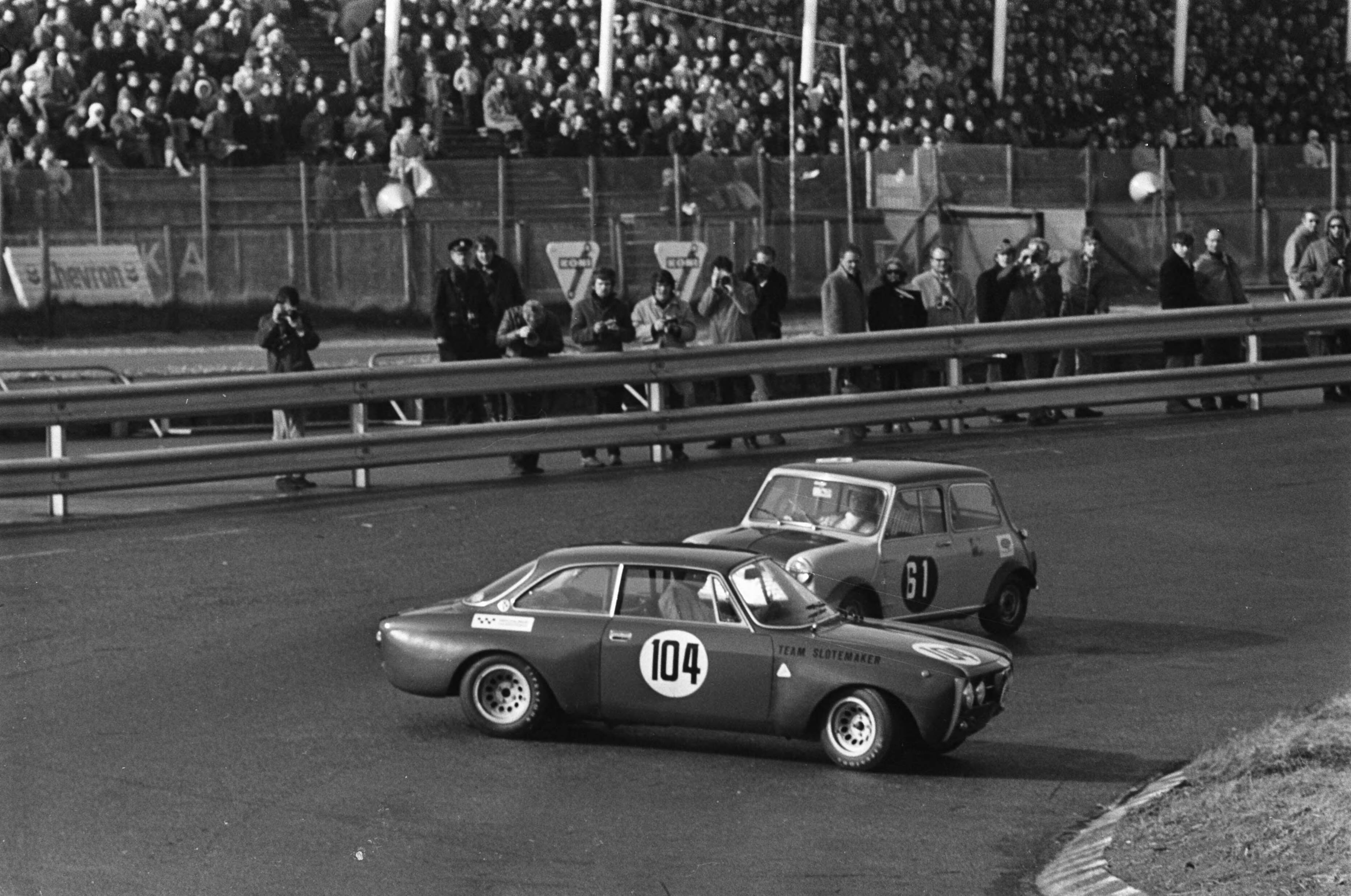 Fotocollectie Anefo — Autoraces op Zandvoort, Paasraces: Formule Ford races . Race boven 1000cc. Rob Slotemaker (Alfa Romeo 2000 , nummer 104) dwars op de baan — Foto: Koch, Eric / Anefo. Licentie: Set B: Rechtenvrij / Publiek Domein. Bron: Nationaal Archief. http://hdl.handle.net/10648/ab925406-d0b4-102d-bcf8-003048976d84