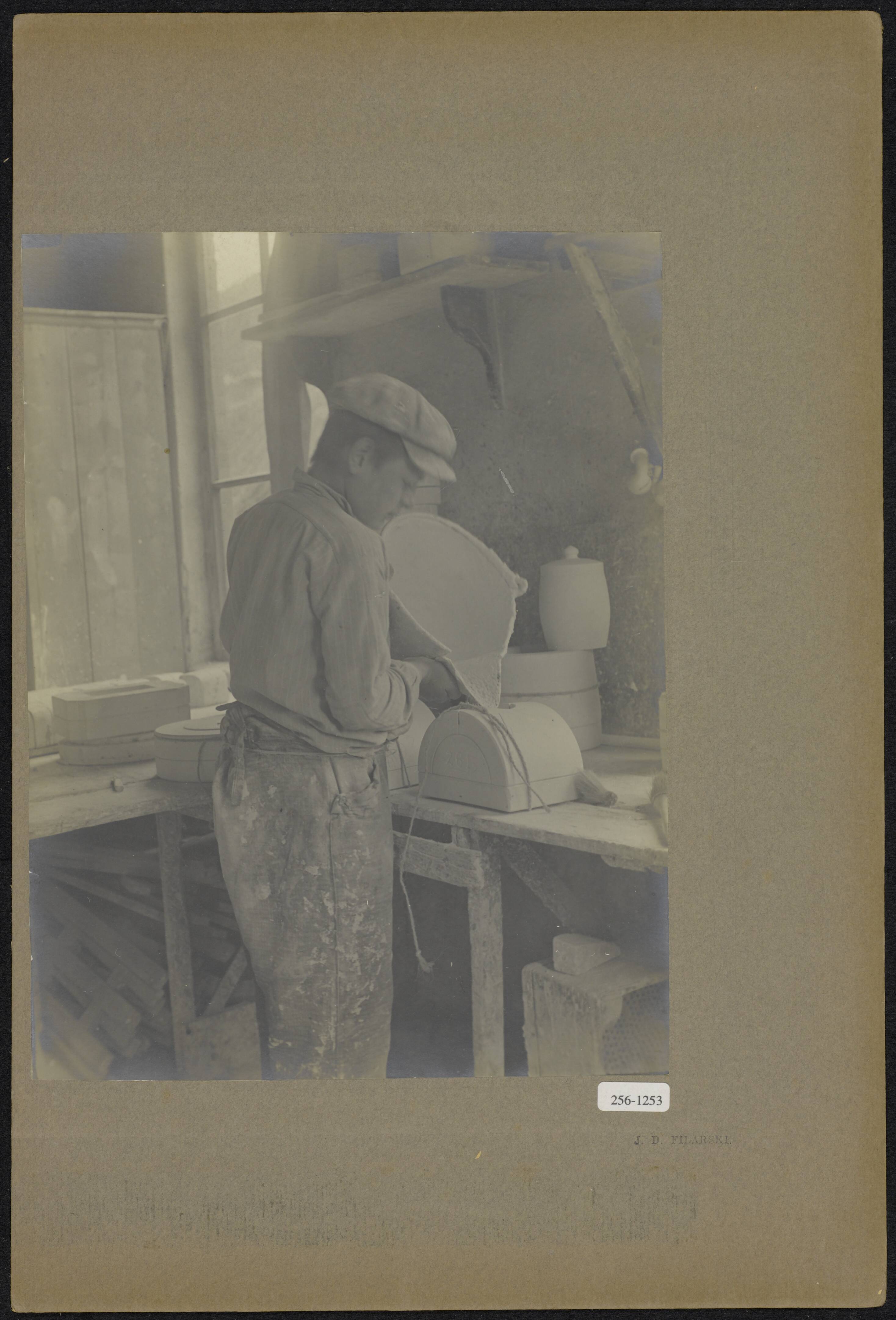 Aardewerk- en pijpenfabriek te Gouda — [...]. Gieten van aardewerk — Foto: Filarski, Jan Daniel / Arbeidsinspectie. Licentie: Set B: Rechtenvrij / Publiek Domein. Bron: Nationaal Archief. http://hdl.handle.net/10648/ada11d0e-d0b4-102d-bcf8-003048976d84