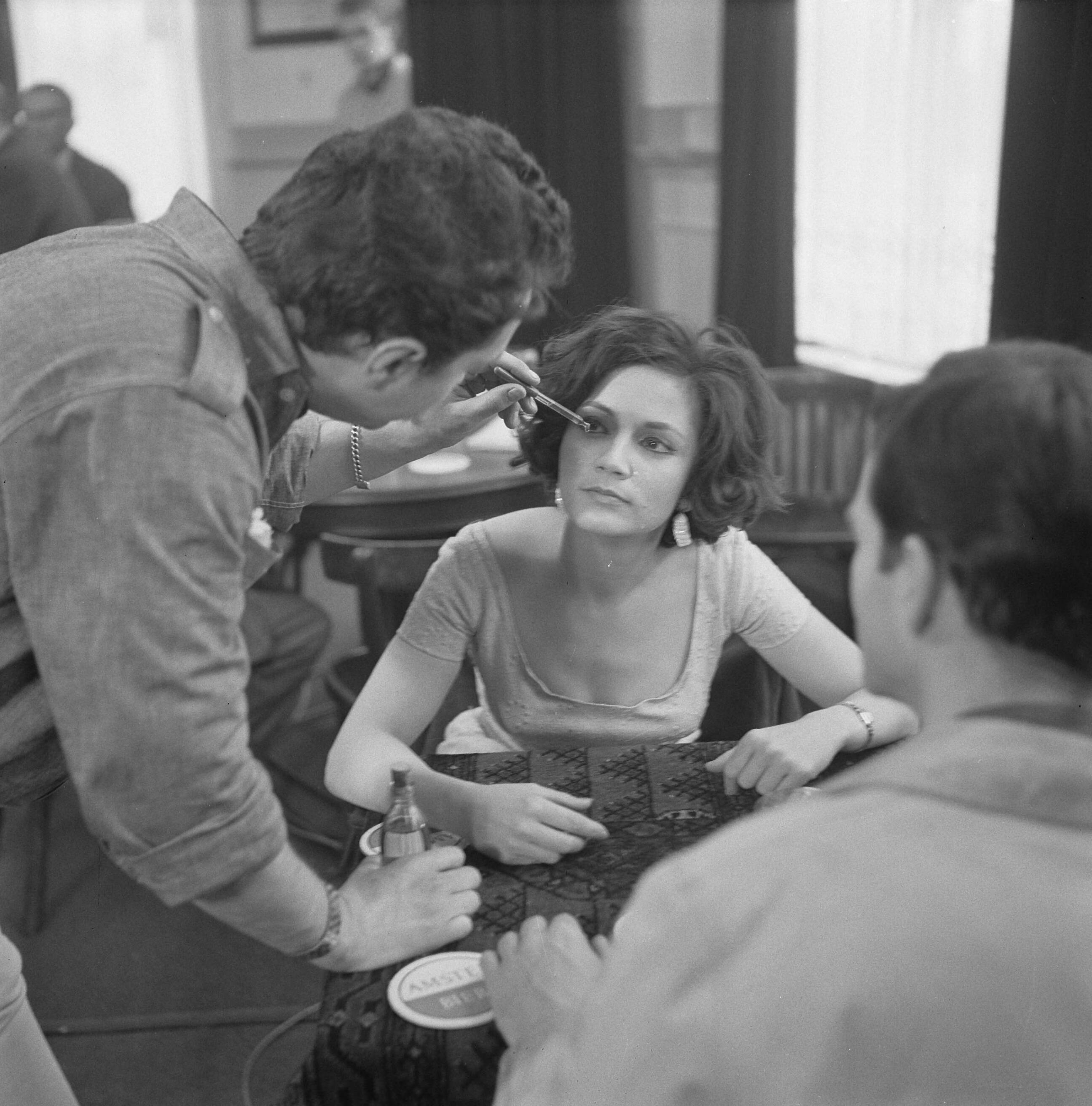 Fotocollectie Anefo — Nederlandse speelfilm "De Vergeten Medeminnaar" (regie: Giovanni Korporaal). Eerste opname in Aerdenhout. Thérèse Steinmetz krijgt make-up — Foto: Nijs, Jac. de / Anefo. Licentie: Set B: Rechtenvrij / Publiek Domein. Bron: Nationaal Archief. http://hdl.handle.net/10648/aa3671d2-d0b4-102d-bcf8-003048976d84