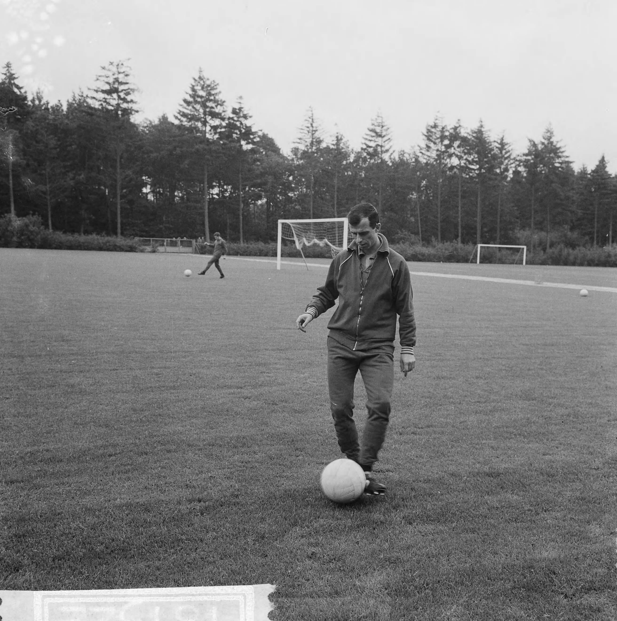 Fotocollectie Anefo — Voetbal. Training Feijenoord op het KNVB Sportcentrum te Zeist, Coen Moulijn met bal aan de voet — Foto: Nijs, Jac. de / Anefo. Licentie: Set B: Rechtenvrij / Publiek Domein. Bron: Nationaal Archief. http://hdl.handle.net/10648/aabf1f0a-d0b4-102d-bcf8-003048976d84