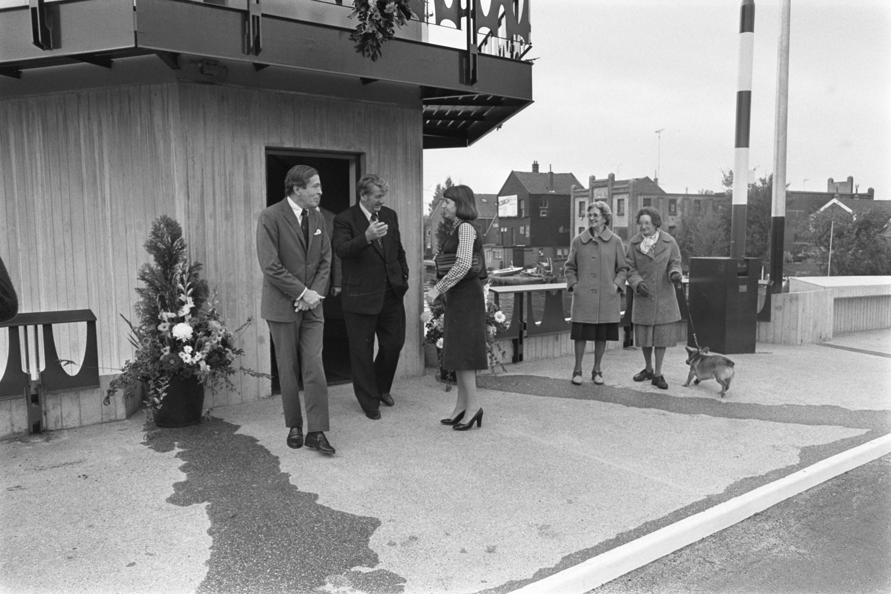 Fotocollectie Anefo — Prins Claus opent Alexanderbrug te Zaandijk — Foto: Peters, Hans / Anefo. Licentie: Set B: Rechtenvrij / Publiek Domein. Bron: Nationaal Archief. http://hdl.handle.net/10648/ac8d384e-d0b4-102d-bcf8-003048976d84