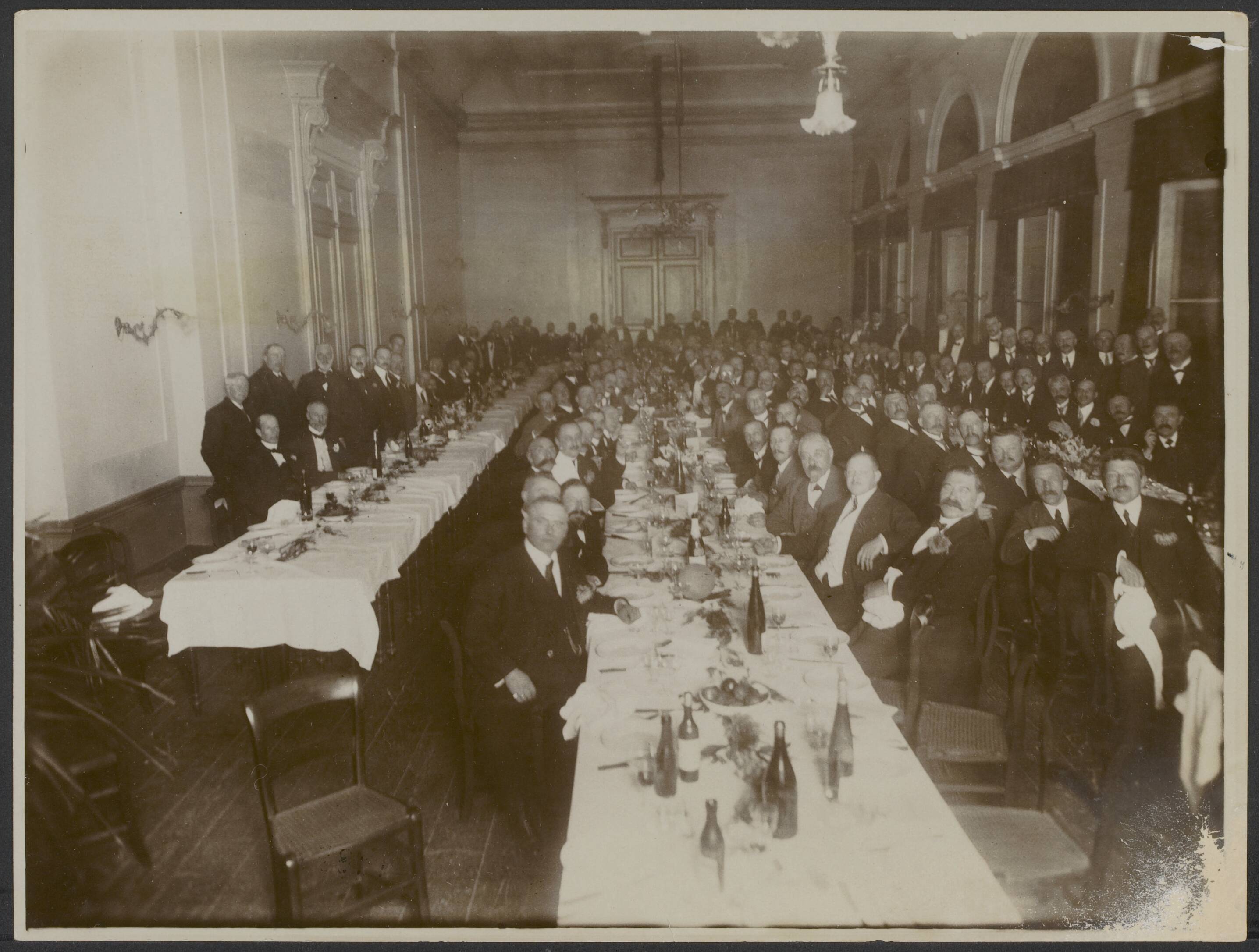 Fotocollectie Eerste Wereldoorlog — Het Congres van den Middenstandsbond werd te Groningen op 5 en 6 Sept. [19..] gehouden. Het diner van de congresleden. — Foto: N.V. Vereenigde Fotobureaux. Licentie: Set B: Rechtenvrij / Publiek Domein. Bron: Nationaal Archief. http://hdl.handle.net/10648/af982e86-d0b4-102d-bcf8-003048976d84