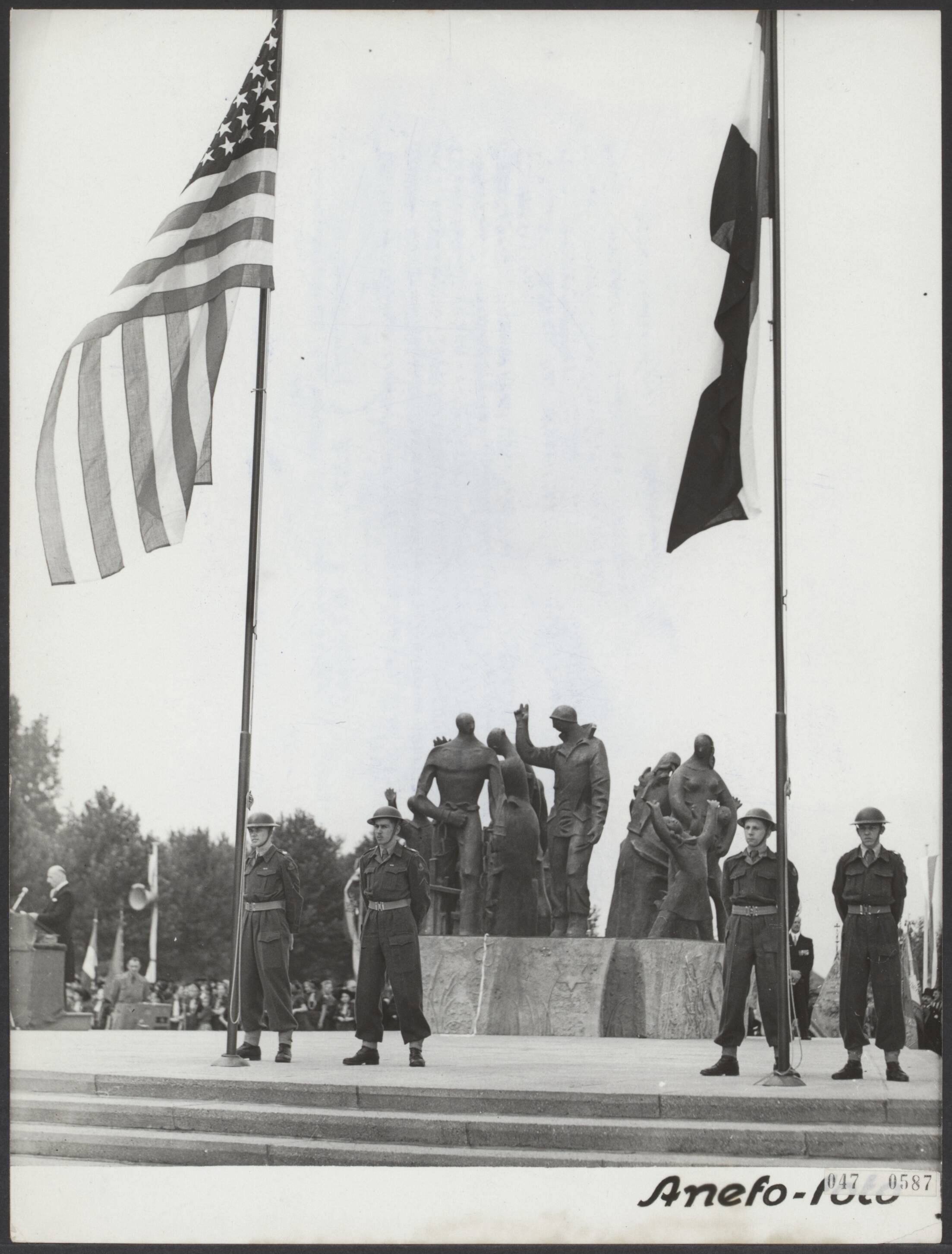 Fotocollectie Elsevier Binnenland — Onthulling oorlogsmonument in Maastricht, vervaardig door Charles Eyck, door minister van Oorlog en Marine, ir. C. Staf. Geheel links de Commissaris der Koningin in Limburg, mr. dr. F.J.M.A.H. Houben — Foto: Fotograaf Onbekend / Anefo. Licentie: Set B: Rechtenvrij / Publiek Domein. Bron: Nationaal Archief. http://hdl.handle.net/10648/adffcef8-d0b4-102d-bcf8-003048976d84