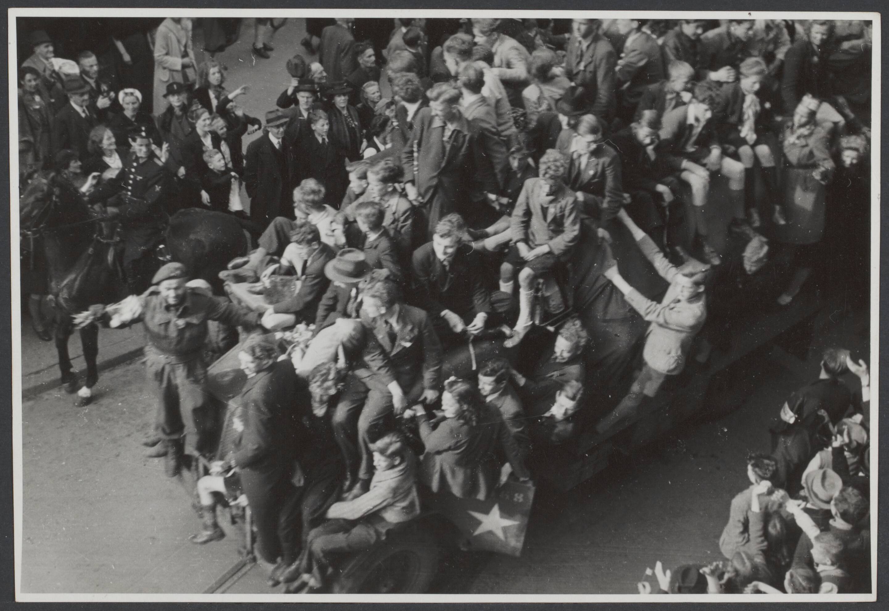 Bevrijding 's Gravenhage (Den Haag) — Intocht Canadezen Den Haag — Foto: Wal, J.Th. A. van der / Spaarnestad. Licentie: Set B: Rechtenvrij / Publiek Domein. Bron: Nationaal Archief. http://hdl.handle.net/10648/c5eda6d2-038c-885c-576c-af75a5af95a6