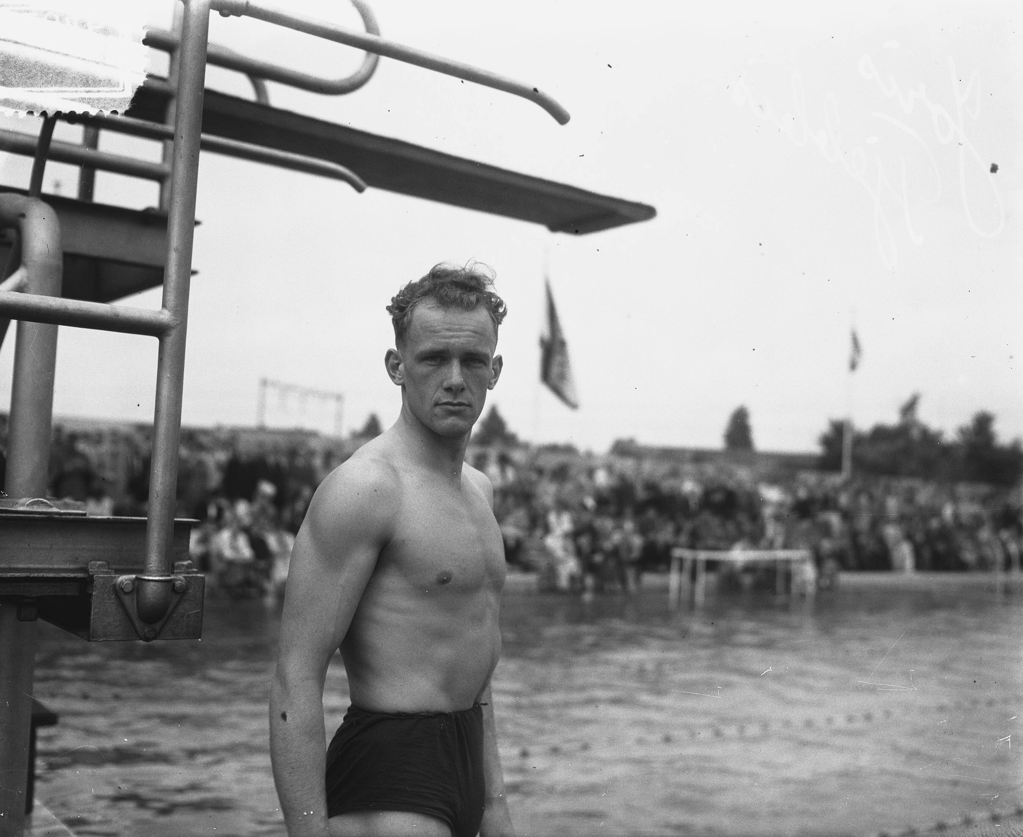 Portretten geselecteerden Olympische Spelen Helsinki (1952) — Selectiewedstrijden Olympische Zwemploeg in Stoop's bad bij Haarlem. Zwemmer Joris Tjebbes — Foto: Pot, Harry / Anefo. Licentie: Set B: Rechtenvrij / Publiek Domein. Bron: Nationaal Archief. http://hdl.handle.net/10648/a8fb6c14-d0b4-102d-bcf8-003048976d84