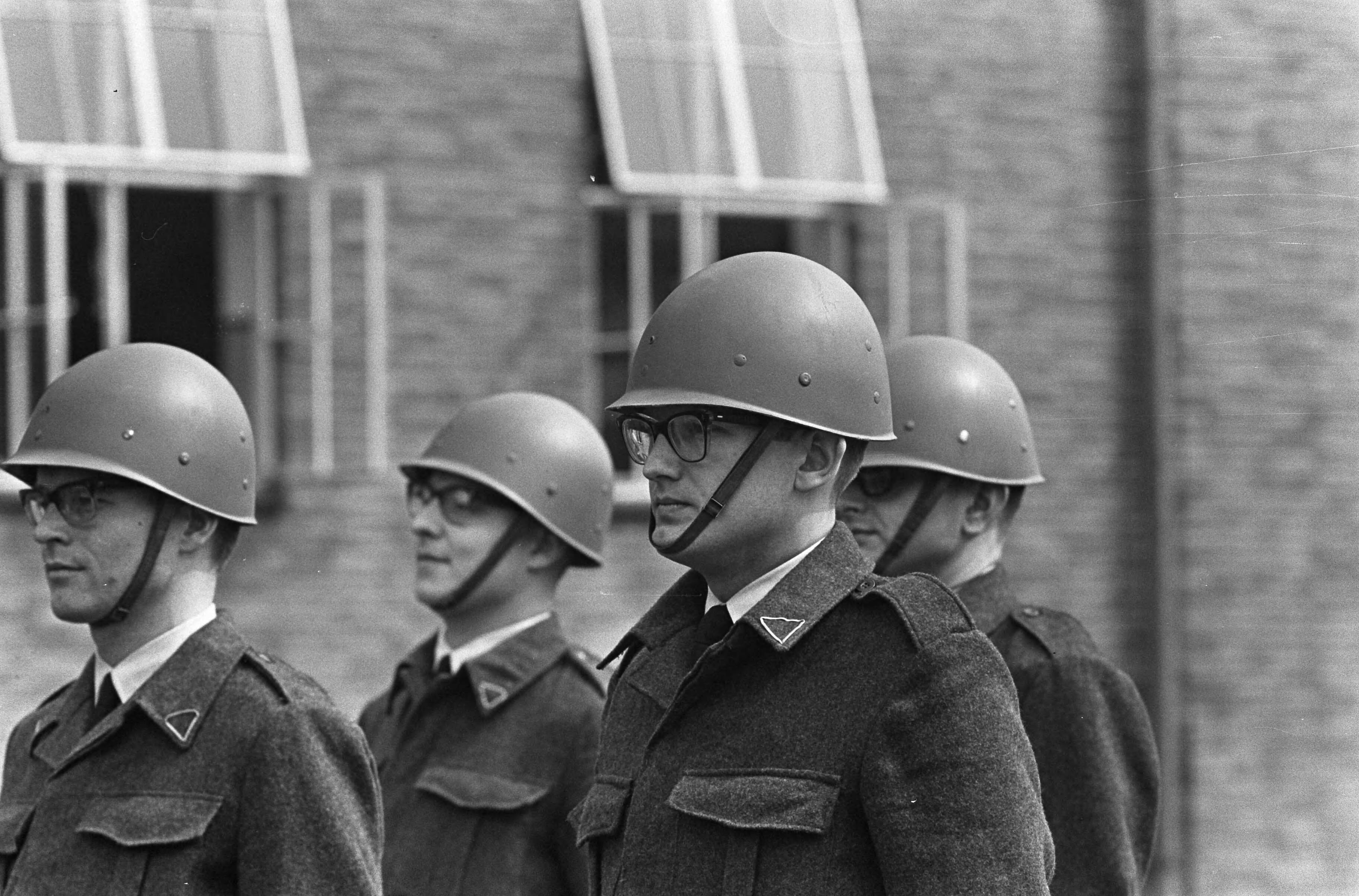 Fotocollectie Anefo — Mr. Pieter van Vollenhoven in militaire dienst bij de luchtmacht in Breda, mr. Pieter tijdens exercitie — Foto: Koch, Eric / Anefo. Licentie: Set B: Rechtenvrij / Publiek Domein. Bron: Nationaal Archief. http://hdl.handle.net/10648/aae77946-d0b4-102d-bcf8-003048976d84
