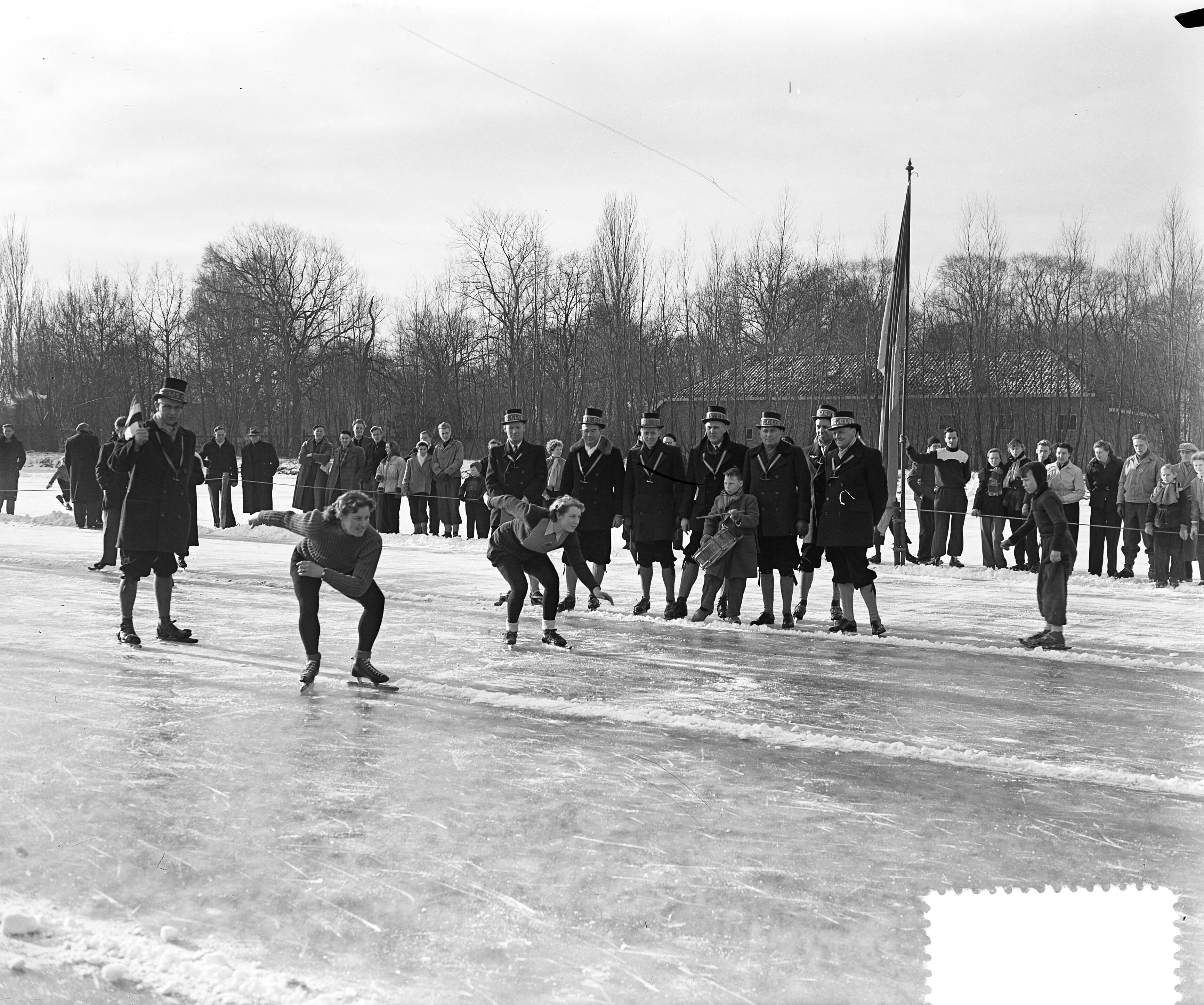 Fotocollectie Anefo — Kortebaanwedstrijden voor vrouwen om de Gouden Bal te Leeuwarden, gewonnen door Tine de Vries uit Kortezwaag (rechts) — Foto: Pot, Harry / Anefo. Licentie: Set B: Rechtenvrij / Publiek Domein. Bron: Nationaal Archief. http://hdl.handle.net/10648/a92f7d92-d0b4-102d-bcf8-003048976d84
