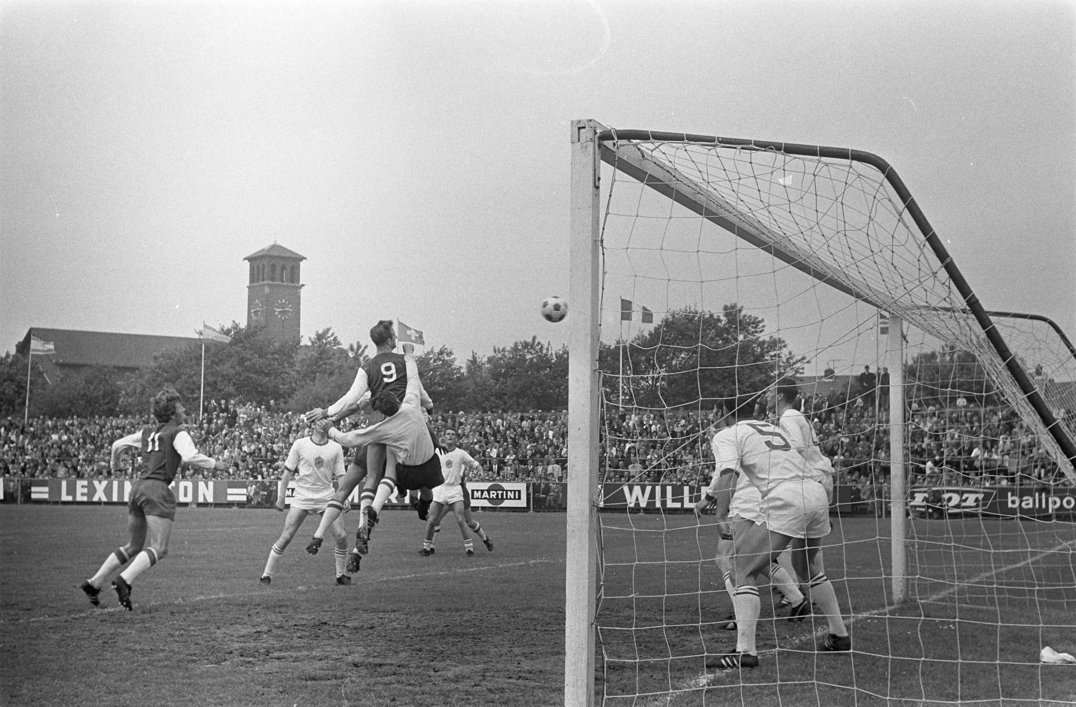 Fotocollectie Anefo — Haarlem tegen Helmond Sport 3-0, Haarlem naar de eredivis spelmoment — Foto: Evers, Joost / Anefo. Licentie: Set B: Rechtenvrij / Publiek Domein. Bron: Nationaal Archief. http://hdl.handle.net/10648/ab6c58a0-d0b4-102d-bcf8-003048976d84
