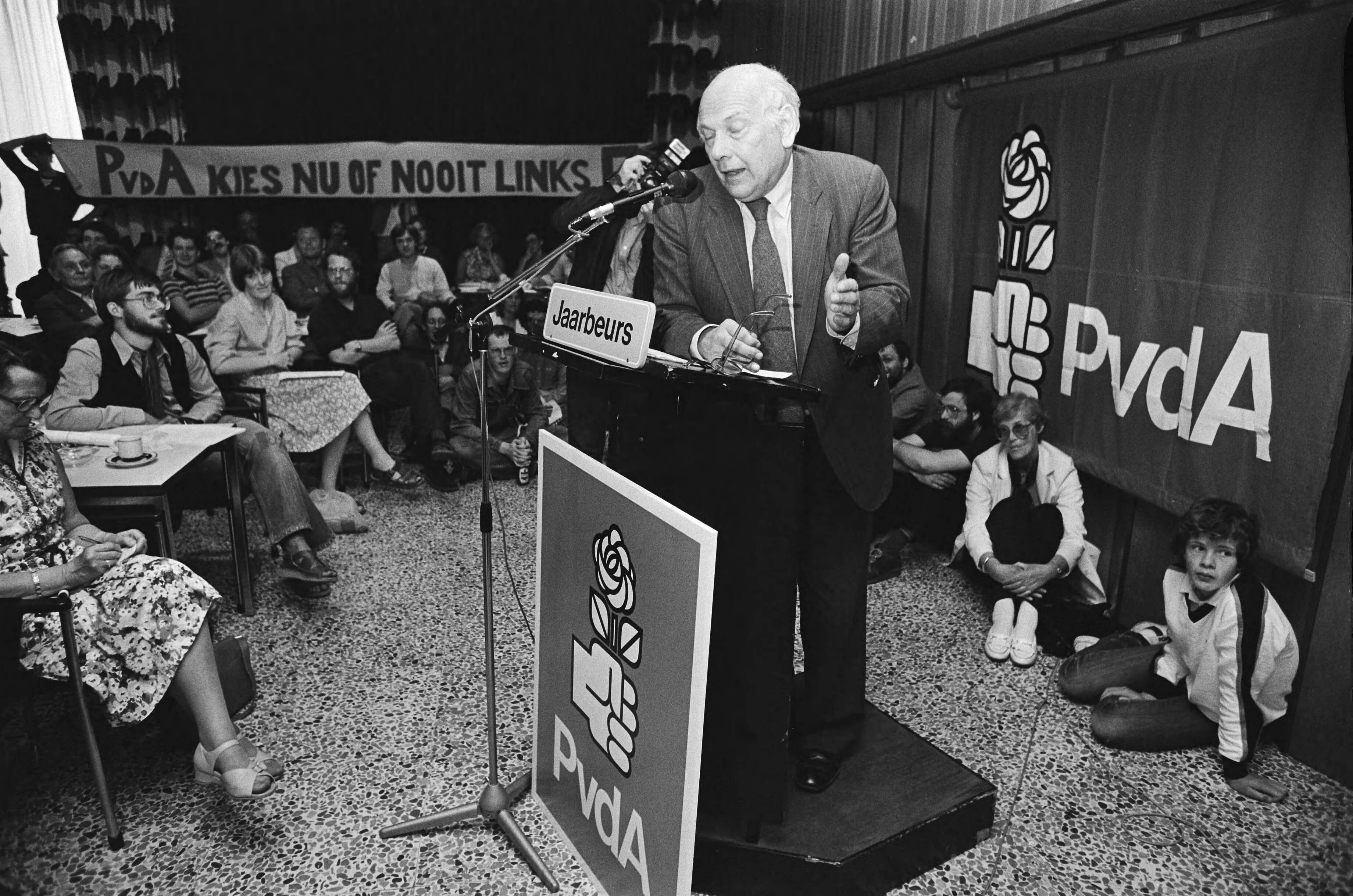 Fotocollectie Anefo — Bijeenkomst door PvdA in Utrecht i.v.m. de kabinetscrisis Den Uyl in gesprek met het publiek — Foto: Croes, Rob C. / Anefo. Licentie: Set B: Rechtenvrij / Publiek Domein. Bron: Nationaal Archief. http://hdl.handle.net/10648/ad17f8ee-d0b4-102d-bcf8-003048976d84