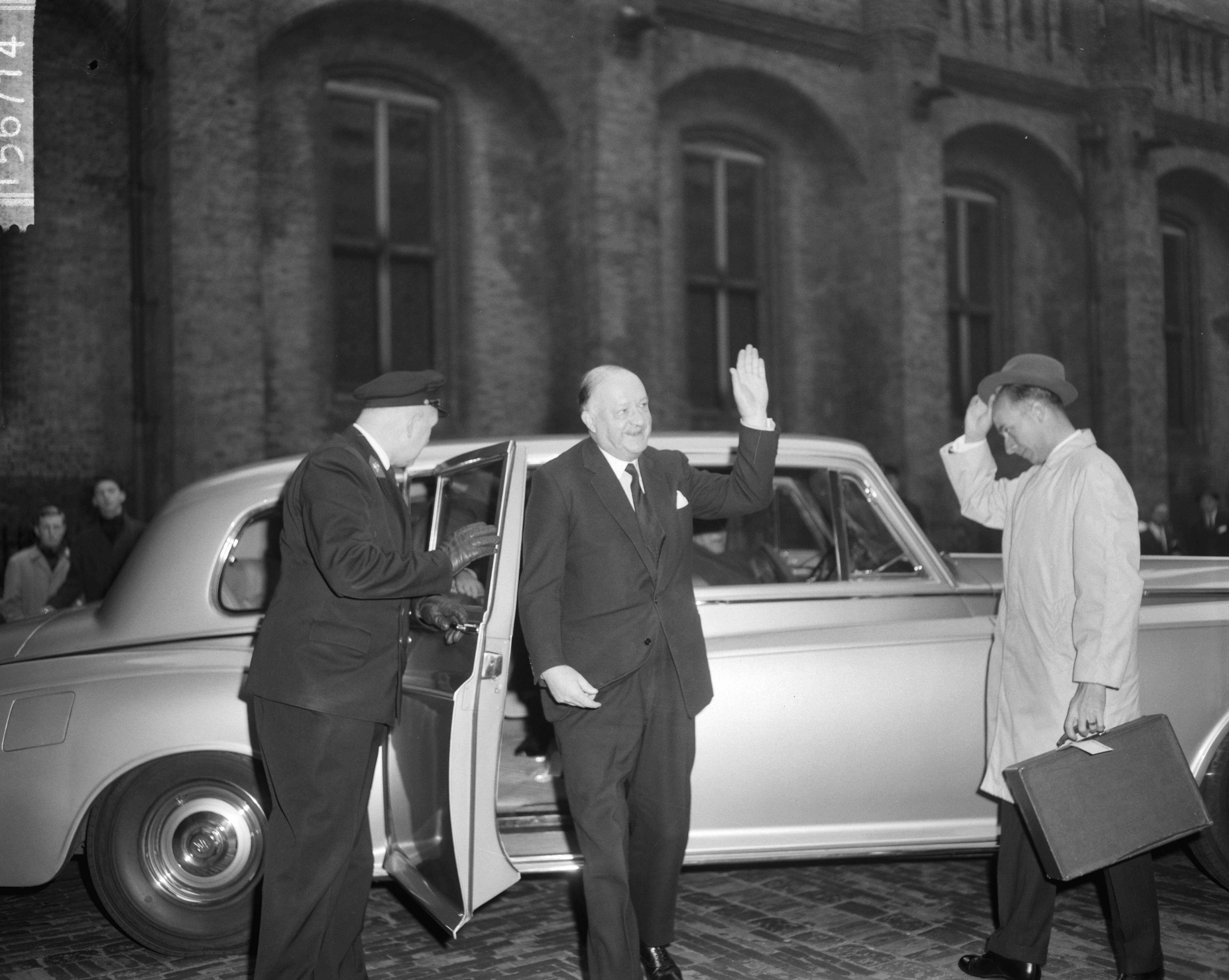Fotocollectie Anefo — Ministersconferentie van de West Europese Unie in Den Haag aankomst ministers. Rab Butler (vice premier Groot-Brittanië) — Foto: Bilsen, Joop van / Anefo. Licentie: Set B: Rechtenvrij / Publiek Domein. Bron: Nationaal Archief. http://hdl.handle.net/10648/aa4b395a-d0b4-102d-bcf8-003048976d84