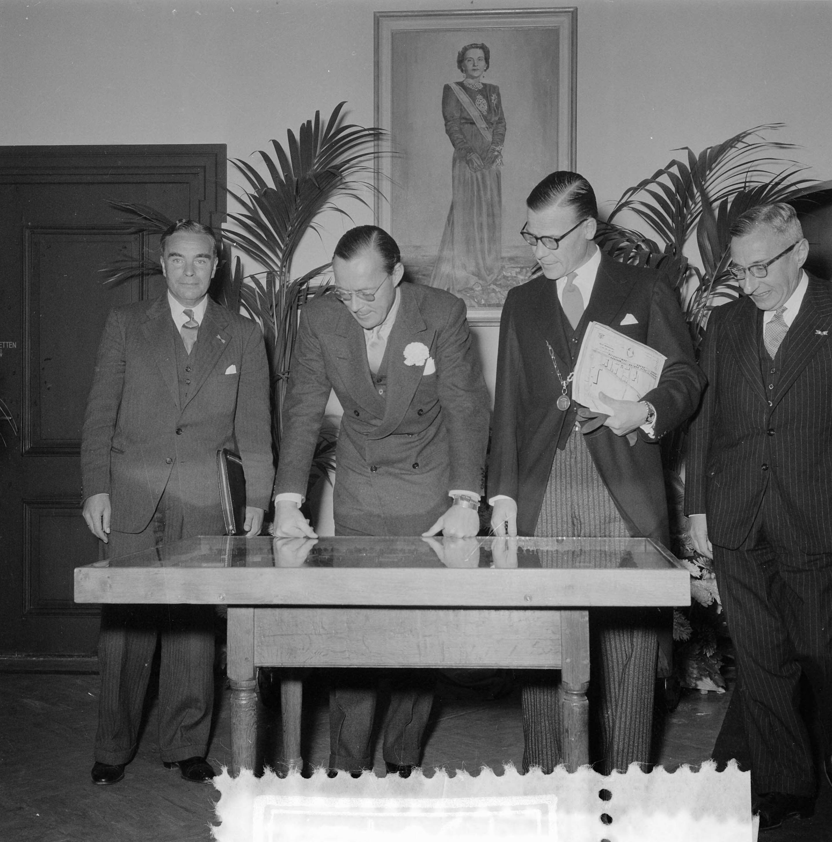 Prins Bernhard bezoekt West-Brabant — Prins Bernhard bezoekt industriegebied Etten-Leur. Ontvangst in het gemeentehuis — Foto: Noske, J.D. / Anefo. Licentie: Set B: Rechtenvrij / Publiek Domein. Bron: Nationaal Archief. http://hdl.handle.net/10648/a93c0fc6-d0b4-102d-bcf8-003048976d84