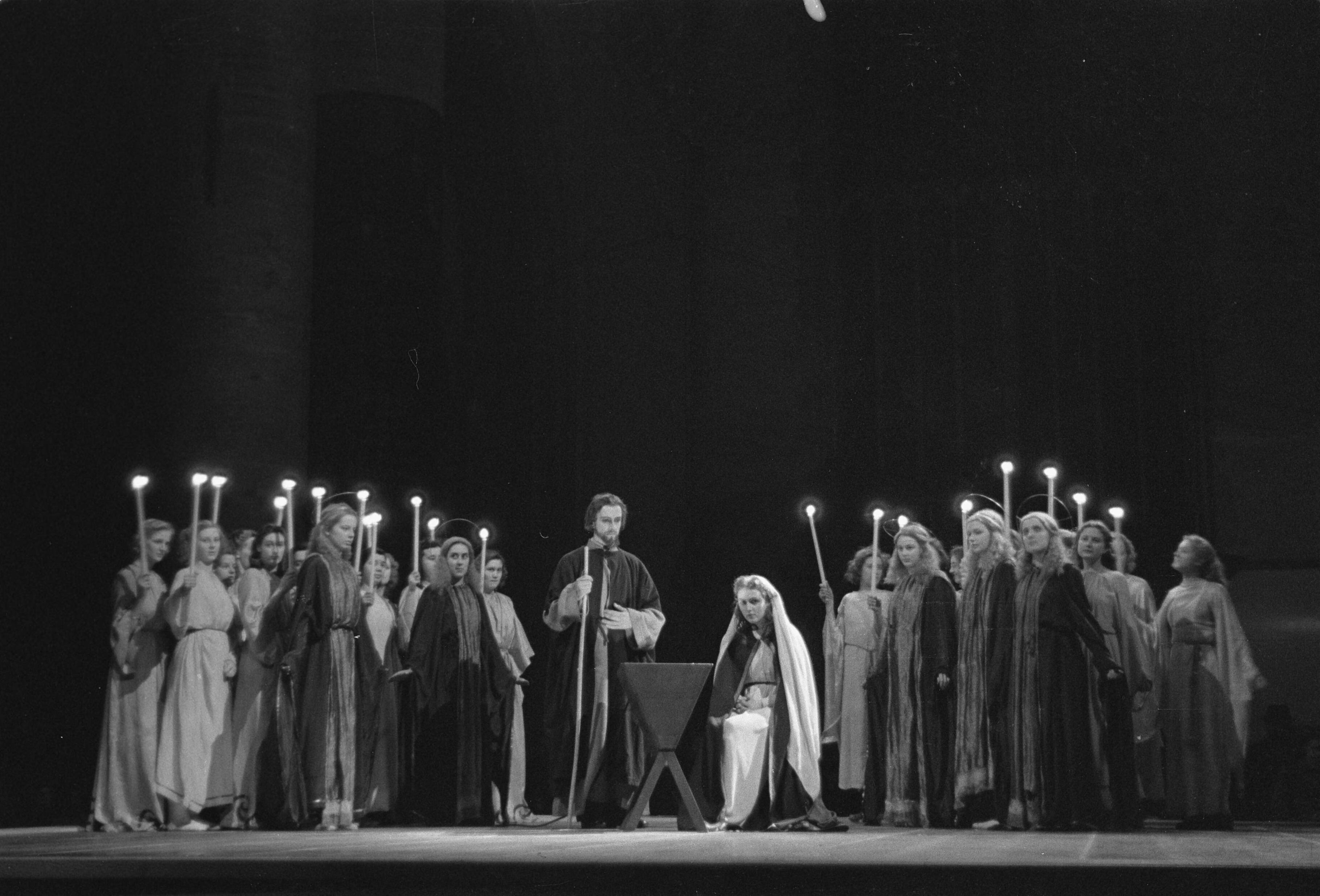 Fotocollectie Anefo — Kerstspel in de Grote of St. Bavokerk te Haarlem — Foto: Haren Noman, Theo van / Anefo. Licentie: Set B: Rechtenvrij / Publiek Domein. Bron: Nationaal Archief. http://hdl.handle.net/10648/a8900f6e-d0b4-102d-bcf8-003048976d84