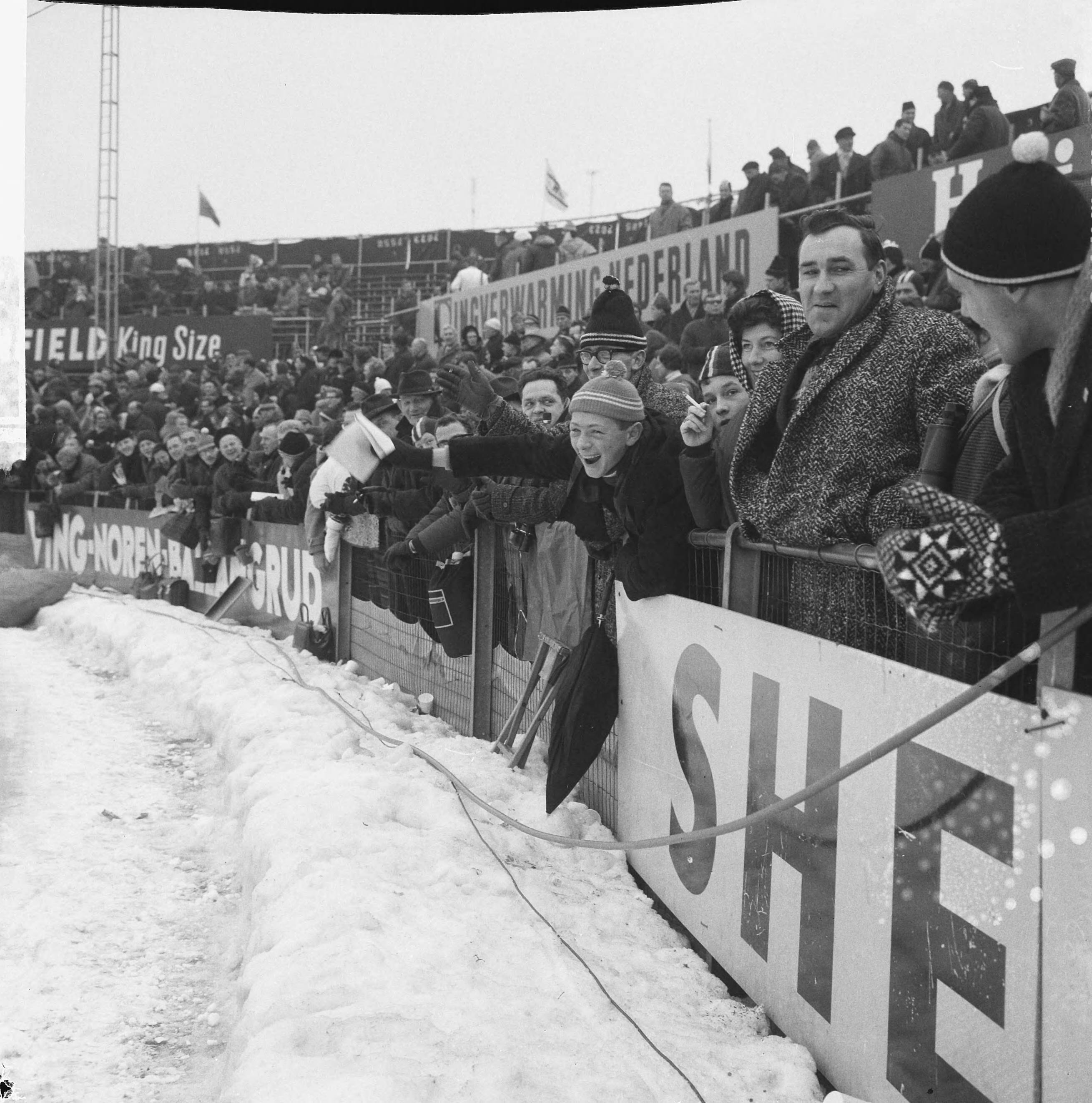 Fotocollectie Anefo — Europese Schaatskampioenschappen te Deventer, publiek op tribune — Foto: Nijs, Jac. de / Anefo. Licentie: Set B: Rechtenvrij / Publiek Domein. Bron: Nationaal Archief. http://hdl.handle.net/10648/aad828a6-d0b4-102d-bcf8-003048976d84