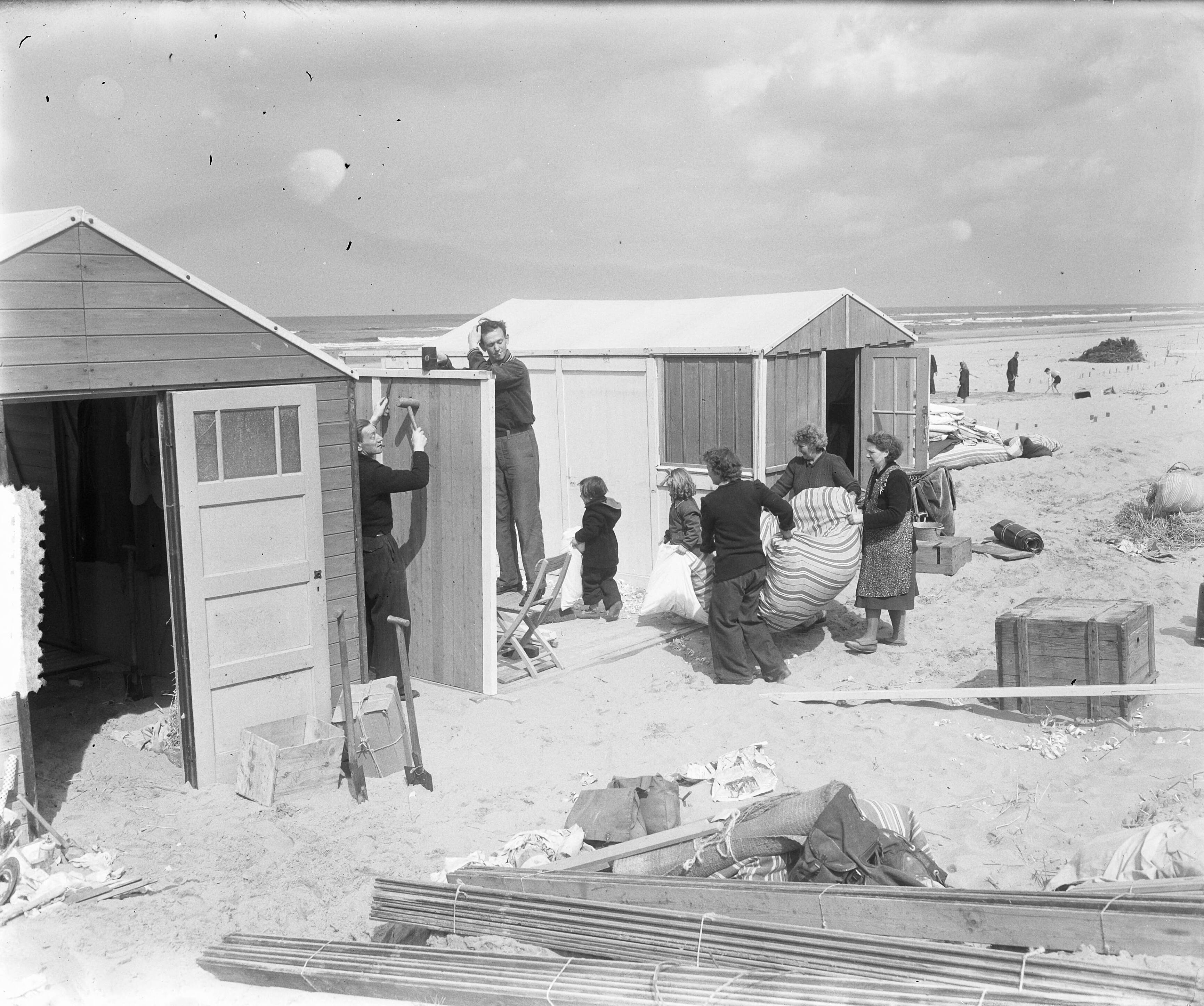 Fotocollectie Anefo — Opbouw strandhuisjes Zandvoort — Foto: Pot, Harry / Anefo. Licentie: Set B: Rechtenvrij / Publiek Domein. Bron: Nationaal Archief. http://hdl.handle.net/10648/a90aed06-d0b4-102d-bcf8-003048976d84