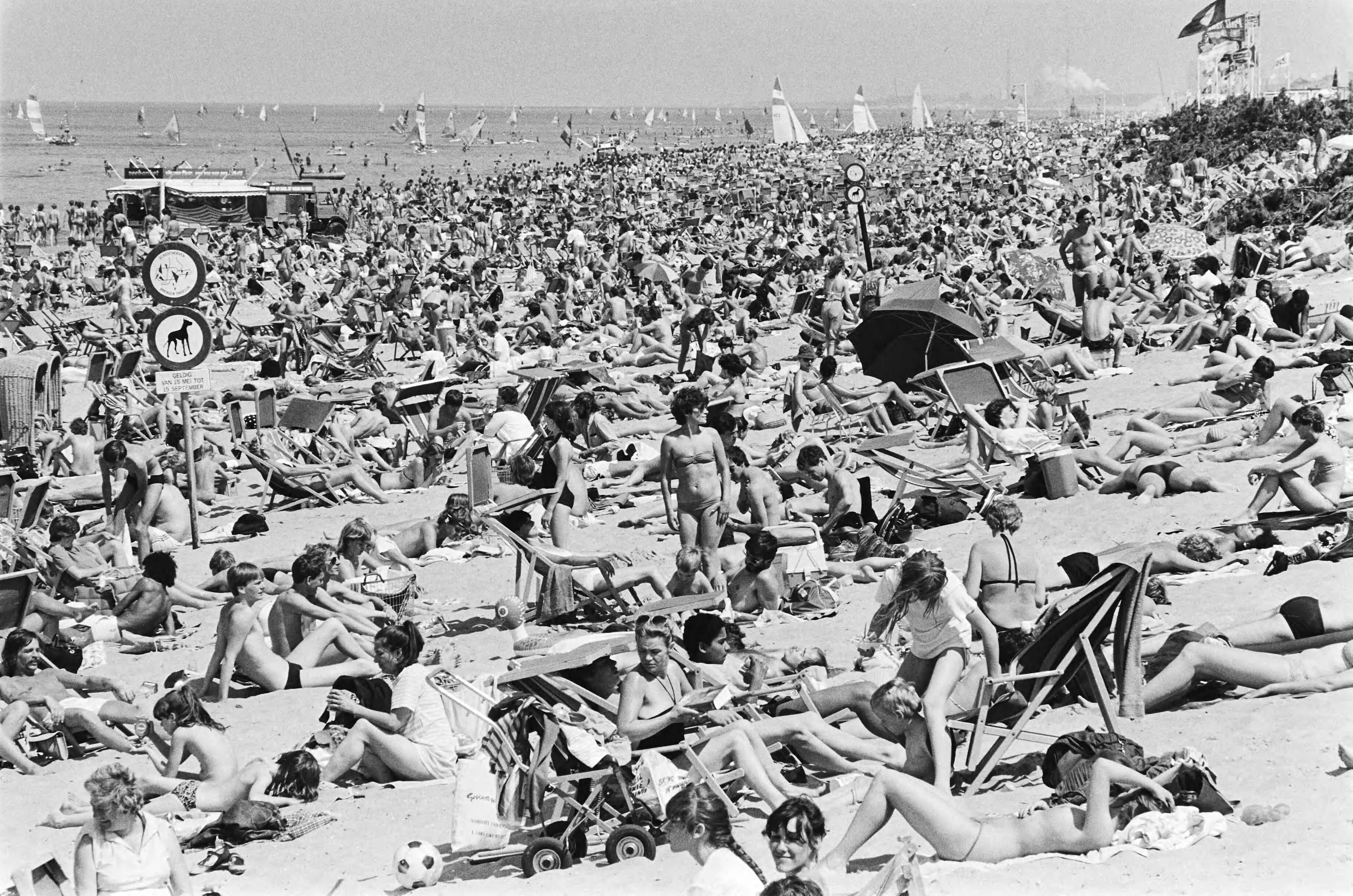Fotocollectie Anefo — Drukte op strand van Zandvoort i.v.m. mooi weer — Foto: Antonisse, Marcel / Anefo. Licentie: Set B: Rechtenvrij / Publiek Domein. Bron: Nationaal Archief. http://hdl.handle.net/10648/ad18bf72-d0b4-102d-bcf8-003048976d84