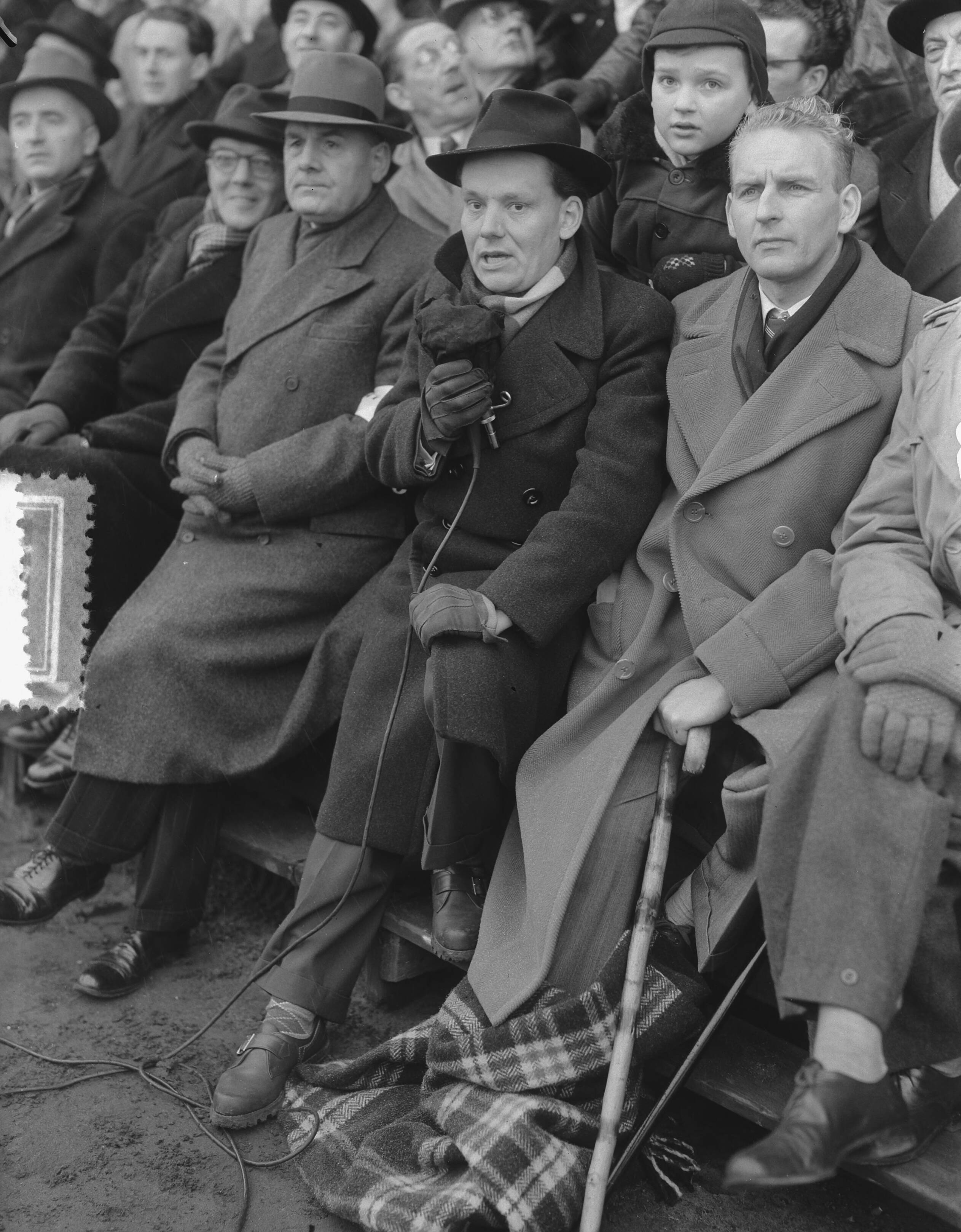 Fotocollectie Anefo — Voetbal. EDO tegen AGOVV (0-1). Schijvenaar naast radioverslaggever Leo Pagano — Foto: Pot, Harry / Anefo. Licentie: Set B: Rechtenvrij / Publiek Domein. Bron: Nationaal Archief. http://hdl.handle.net/10648/a8f56cce-d0b4-102d-bcf8-003048976d84