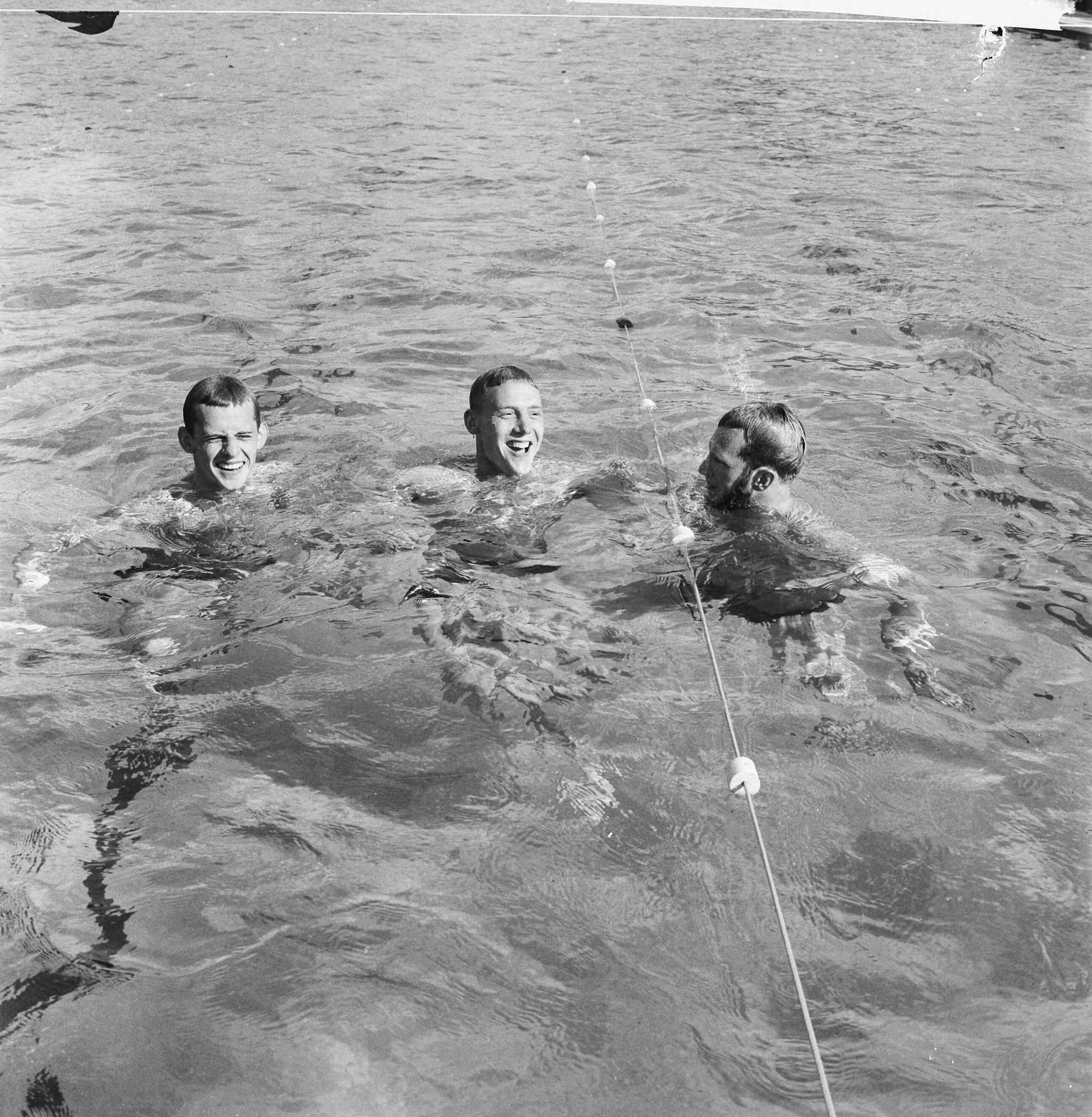 Fotocollectie Anefo — Zwemkampioenschappen in Soest, Jan Jiskaat , Harry van Osch en Leo Verburgt — Foto: Koch, Eric / Anefo. Licentie: Set B: Rechtenvrij / Publiek Domein. Bron: Nationaal Archief. http://hdl.handle.net/10648/aa126486-d0b4-102d-bcf8-003048976d84