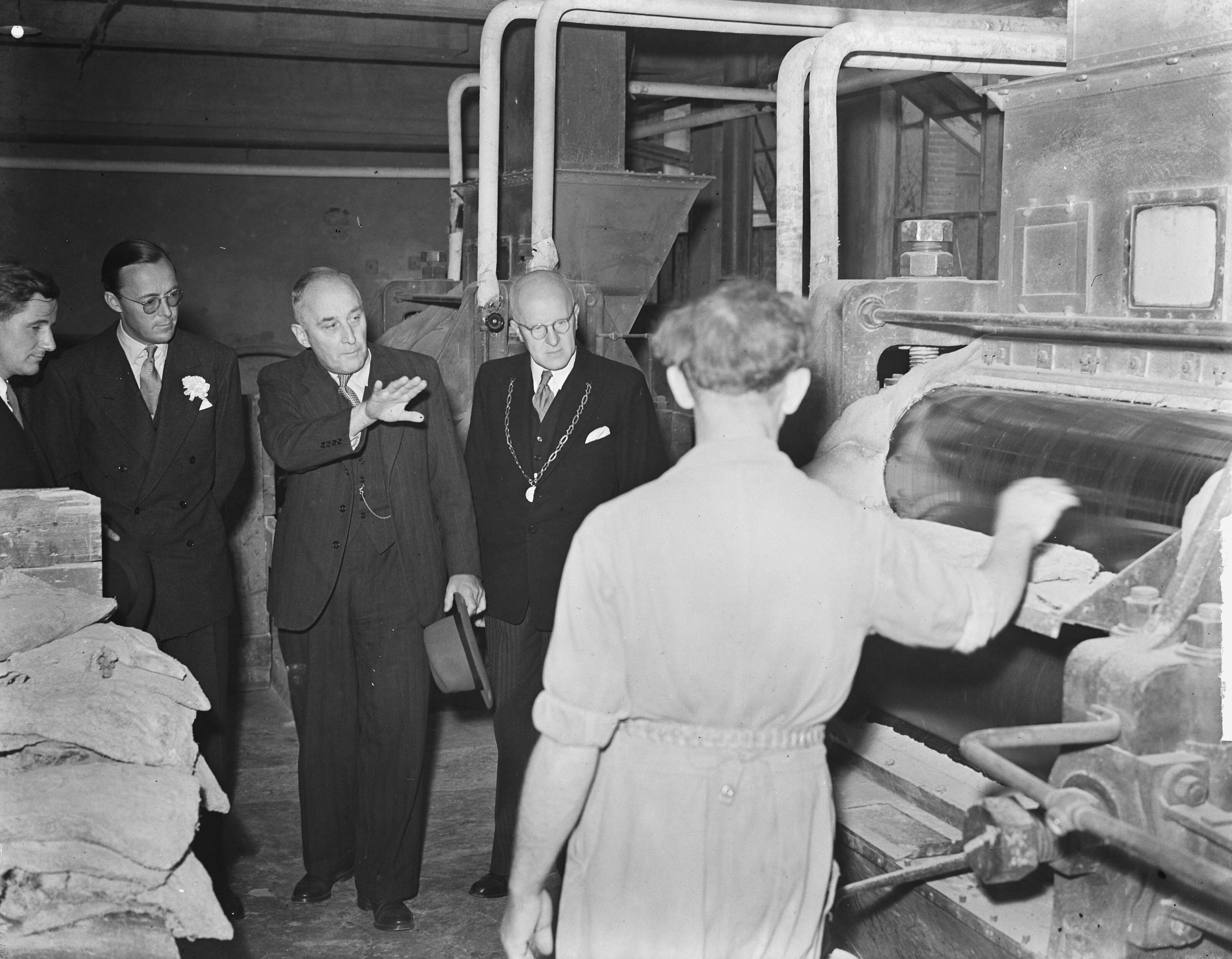 Fotocollectie Anefo — Prins Bernhard in linoleumfabriek Krommenie — Foto: Winterbergen, Rolf / Anefo. Licentie: Set B: Rechtenvrij / Publiek Domein. Bron: Nationaal Archief. http://hdl.handle.net/10648/a8cb13ca-d0b4-102d-bcf8-003048976d84