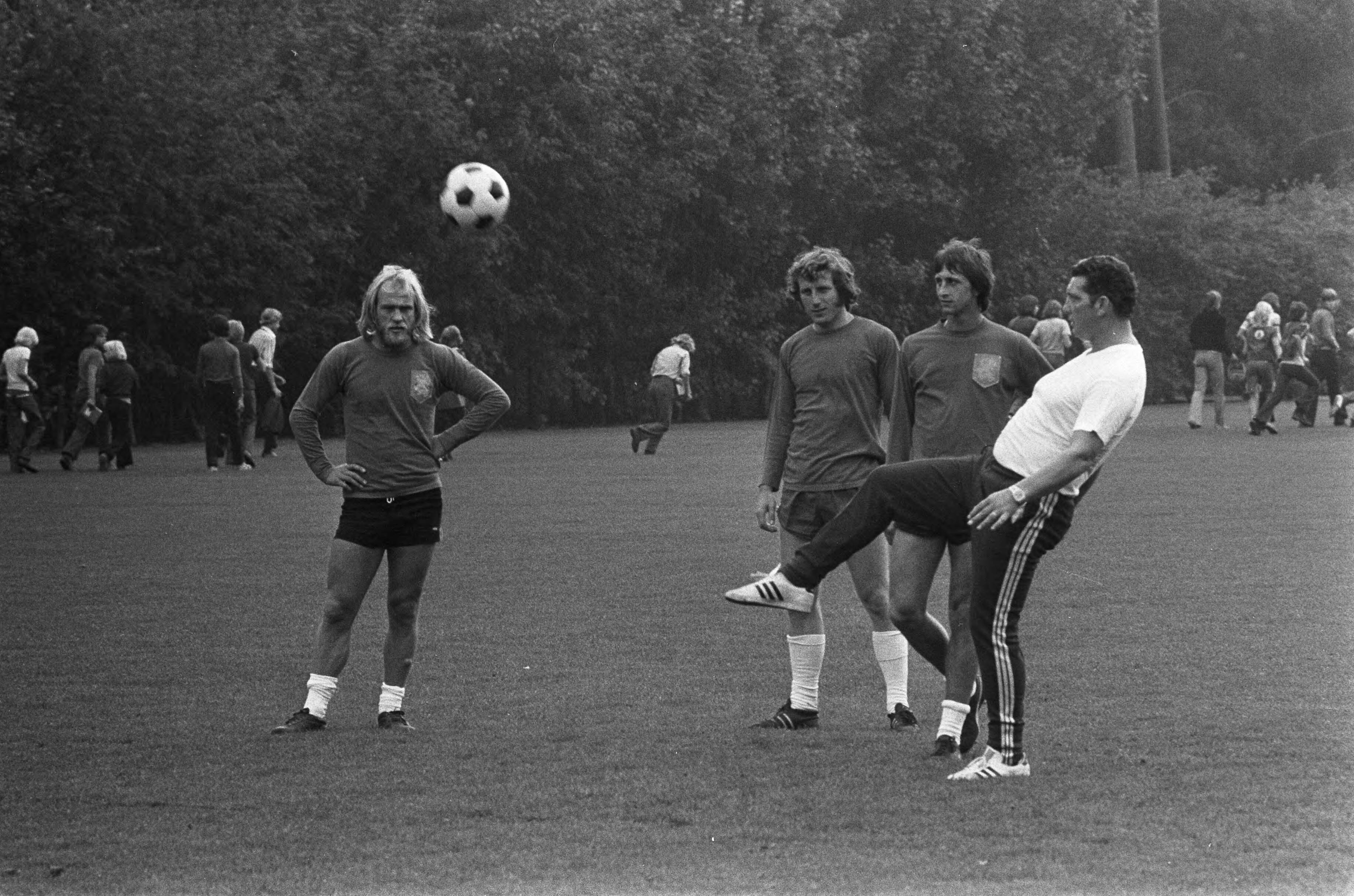 Fotocollectie Anefo — Nederlands elftal traint in Zeist, Brokamp, Schneider, Cruijff en trainer Van der Hart tijdens training — Foto: Peters, Hans / Anefo. Licentie: Set B: Rechtenvrij / Publiek Domein. Bron: Nationaal Archief. http://hdl.handle.net/10648/ac347e84-d0b4-102d-bcf8-003048976d84