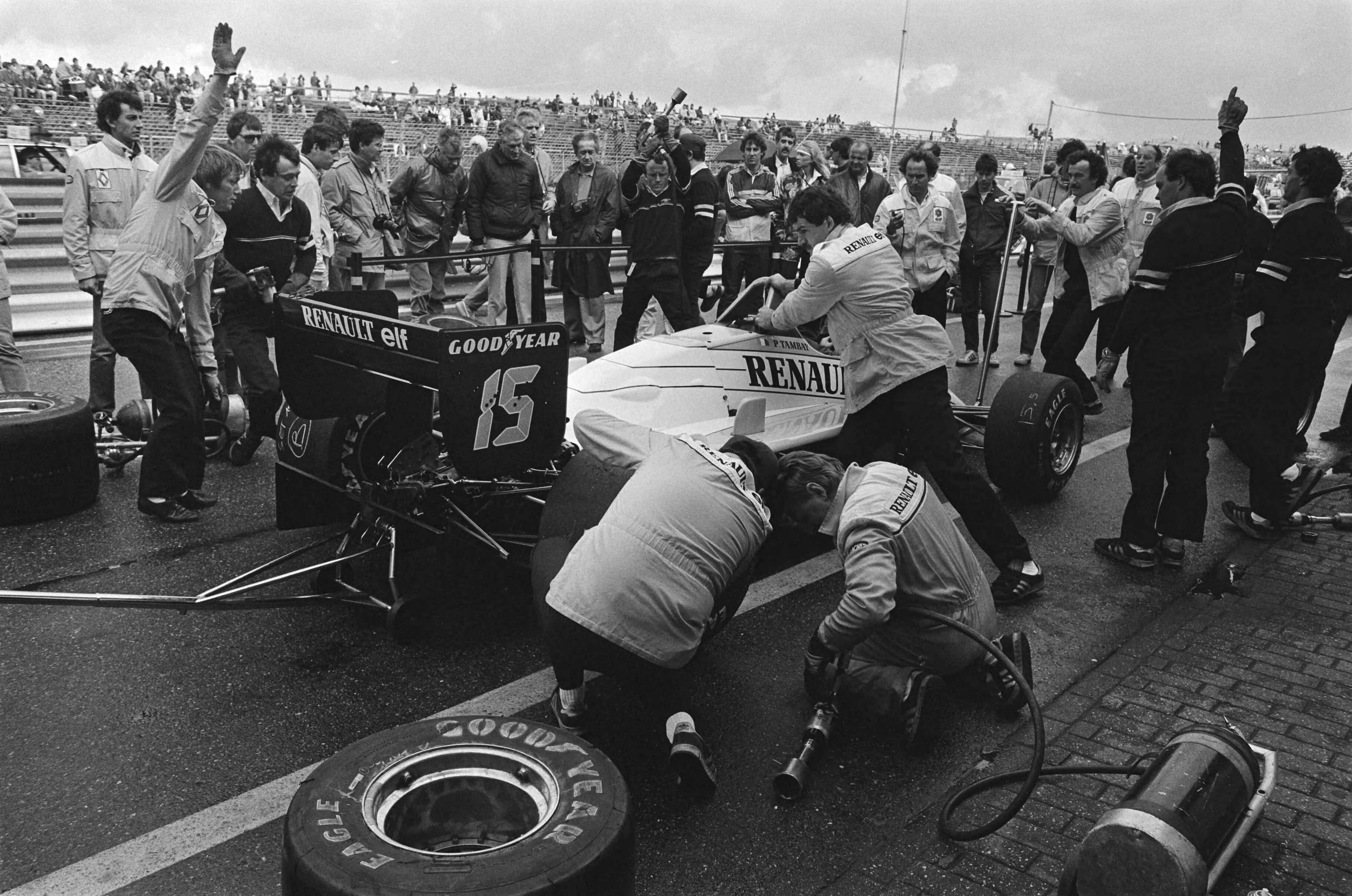 Fotocollectie Anefo — Grote Prijs van Nederland Formule I op Zandvoort; auto's in de pits — Foto: Croes, Rob C. / Anefo. Licentie: Set B: Rechtenvrij / Publiek Domein. Bron: Nationaal Archief. http://hdl.handle.net/10648/ad4994c6-d0b4-102d-bcf8-003048976d84