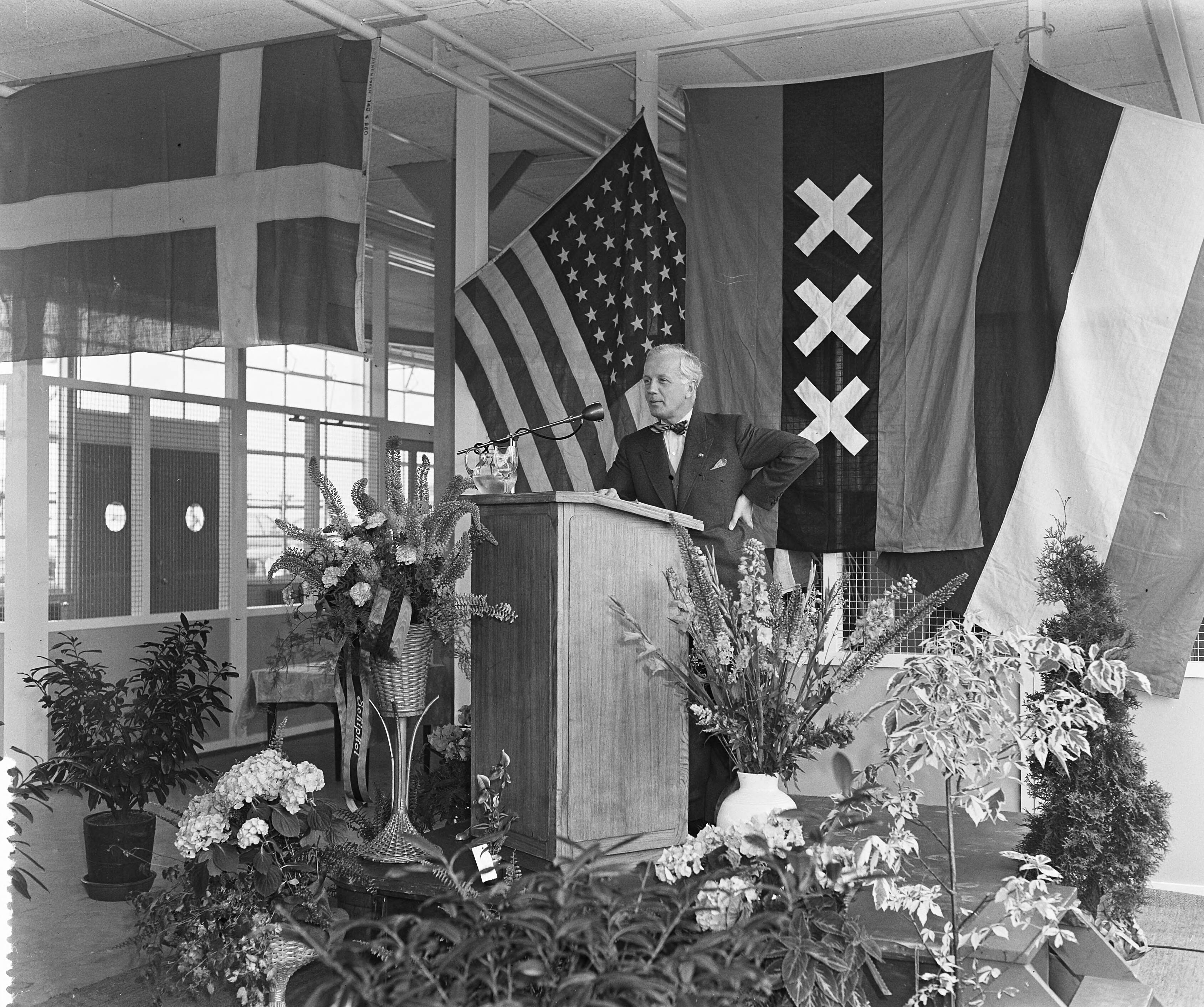 Fotocollectie Anefo — Opening Curtiss-Wright fabriek op Schiphol door de burgemeester van Amsterdam A.J. d'Ailly. Burgemeester d'Ailly van Amsterdam tijdens toespraak — Foto: Rossem, Wim van / Anefo. Licentie: Set B: Rechtenvrij / Publiek Domein. Bron: Nationaal Archief. http://hdl.handle.net/10648/a924aac0-d0b4-102d-bcf8-003048976d84