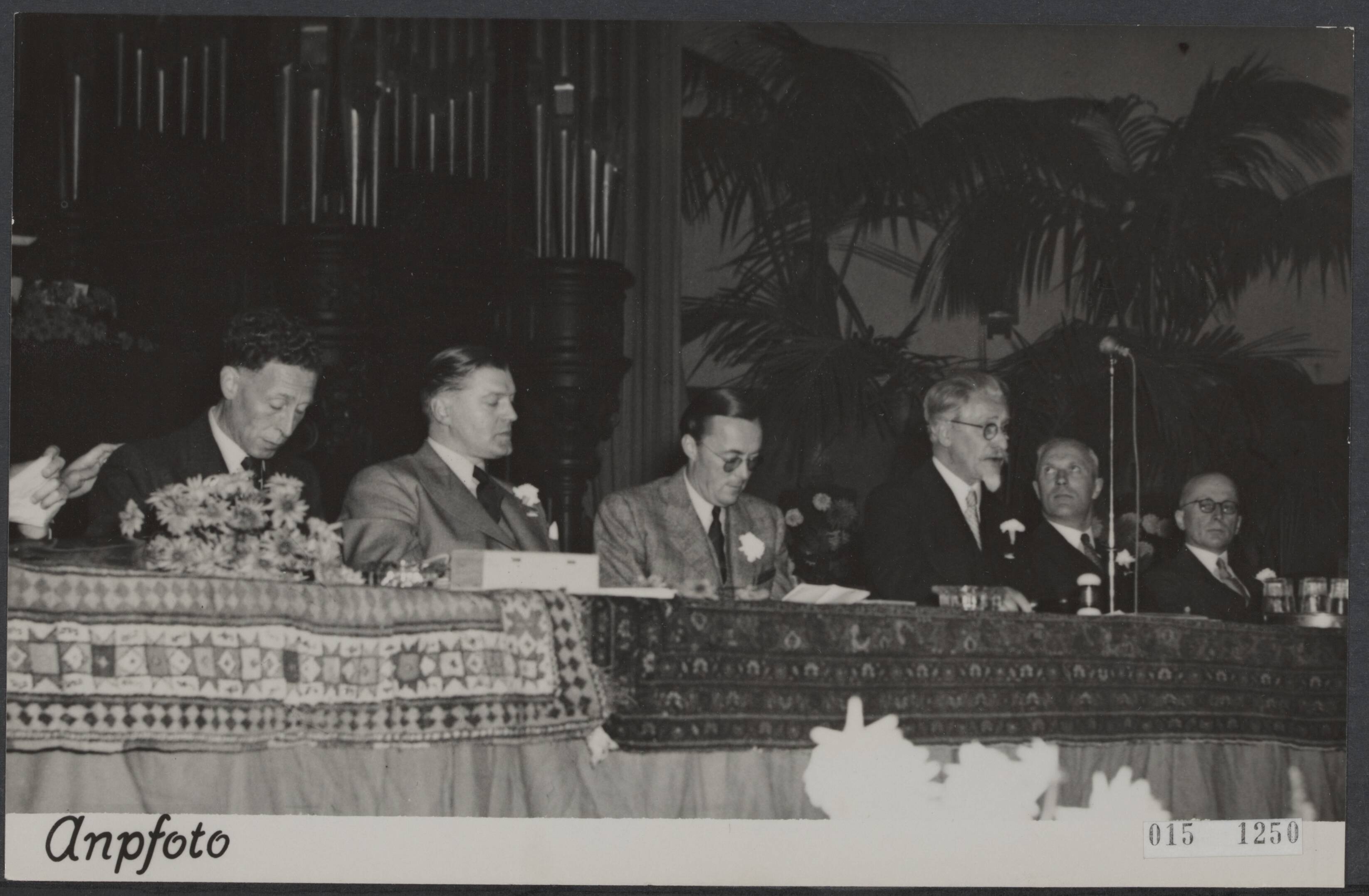 Fotocollectie Elsevier Binnenland — De afdeling Haarlem van de Koninklijke Middenstandsbond genoot in verband met haar 50-jarig bestaan het voorrecth het eerste na-oorlogse congres van de bond te organiseren. De middagzitting werd bijgewoond door prins Bernhard en de minister van Economische Zaken , prof. mr. J.R.M. van den Brink. Aan de bestuurstafel vlnr. prof. Van den Brink, prins Bernhard en de bondsvoorzitter L. de Groot — Foto: ANP / RVD of rechtenvrij. Licentie: Set B: Rechtenvrij / Publiek Domein. Bron: Nationaal Archief. http://hdl.handle.net/10648/adb79598-d0b4-102d-bcf8-003048976d84