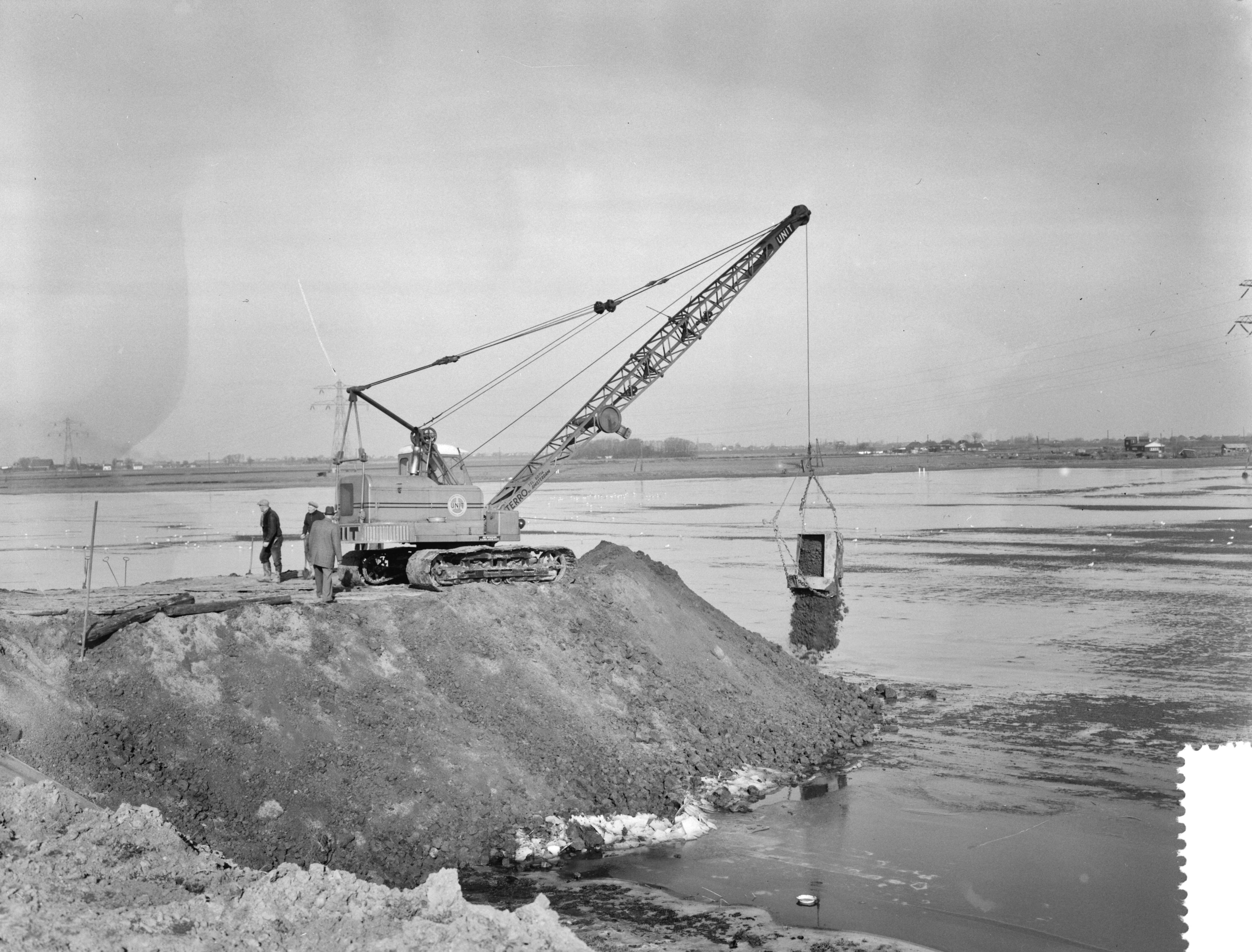 Fotocollectie Anefo — Aanleg "Slaperdijk" ter bescherming van Tuindorp Oostzaan — Foto: Rossem, Wim van / Anefo. Licentie: Set B: Rechtenvrij / Publiek Domein. Bron: Nationaal Archief. http://hdl.handle.net/10648/a9a7ba78-d0b4-102d-bcf8-003048976d84