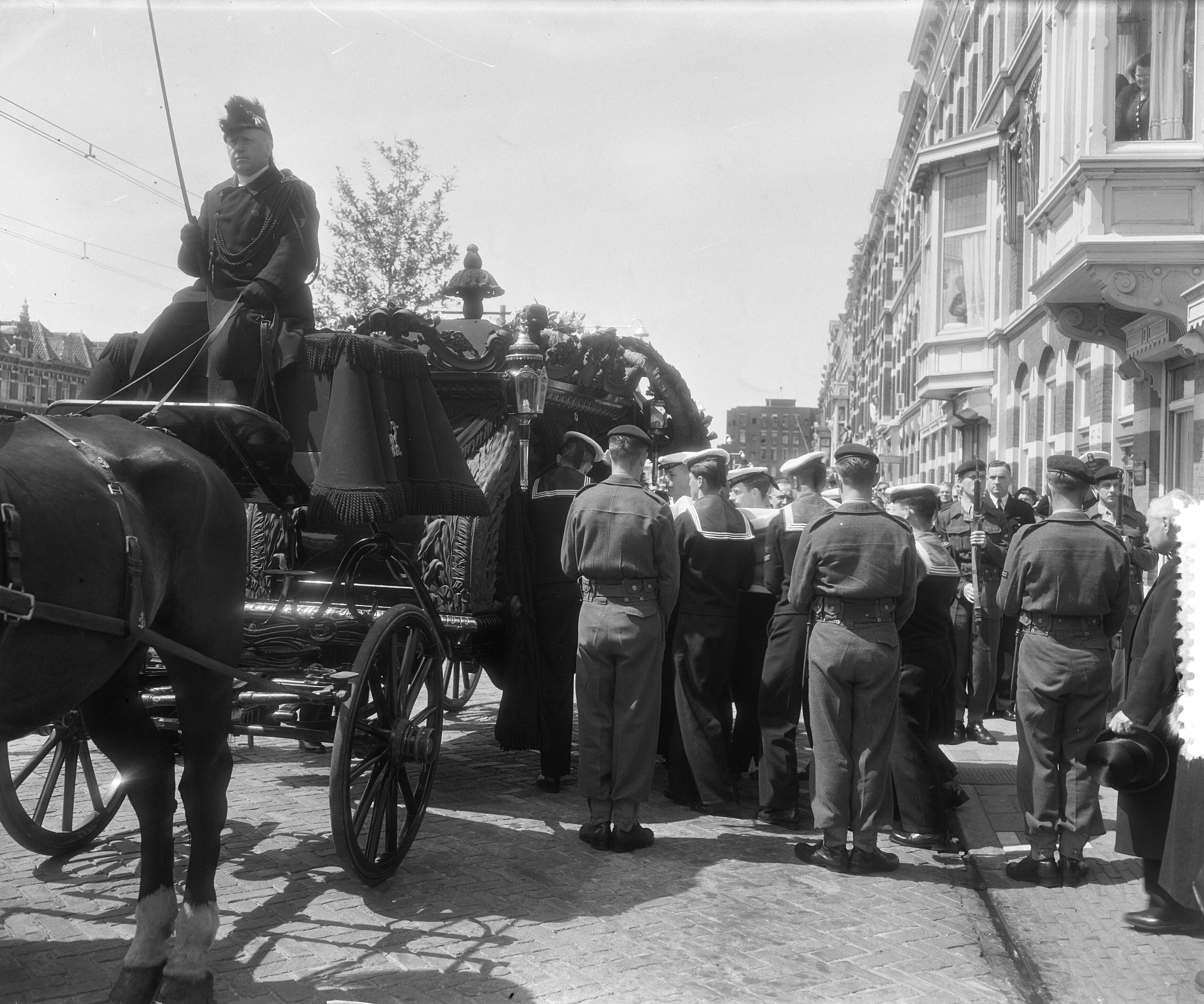 Fotocollectie Anefo — Marinebegrafenis te Den Haag — Foto: Rossem, Wim van / Anefo. Licentie: Set B: Rechtenvrij / Publiek Domein. Bron: Nationaal Archief. http://hdl.handle.net/10648/a936c930-d0b4-102d-bcf8-003048976d84