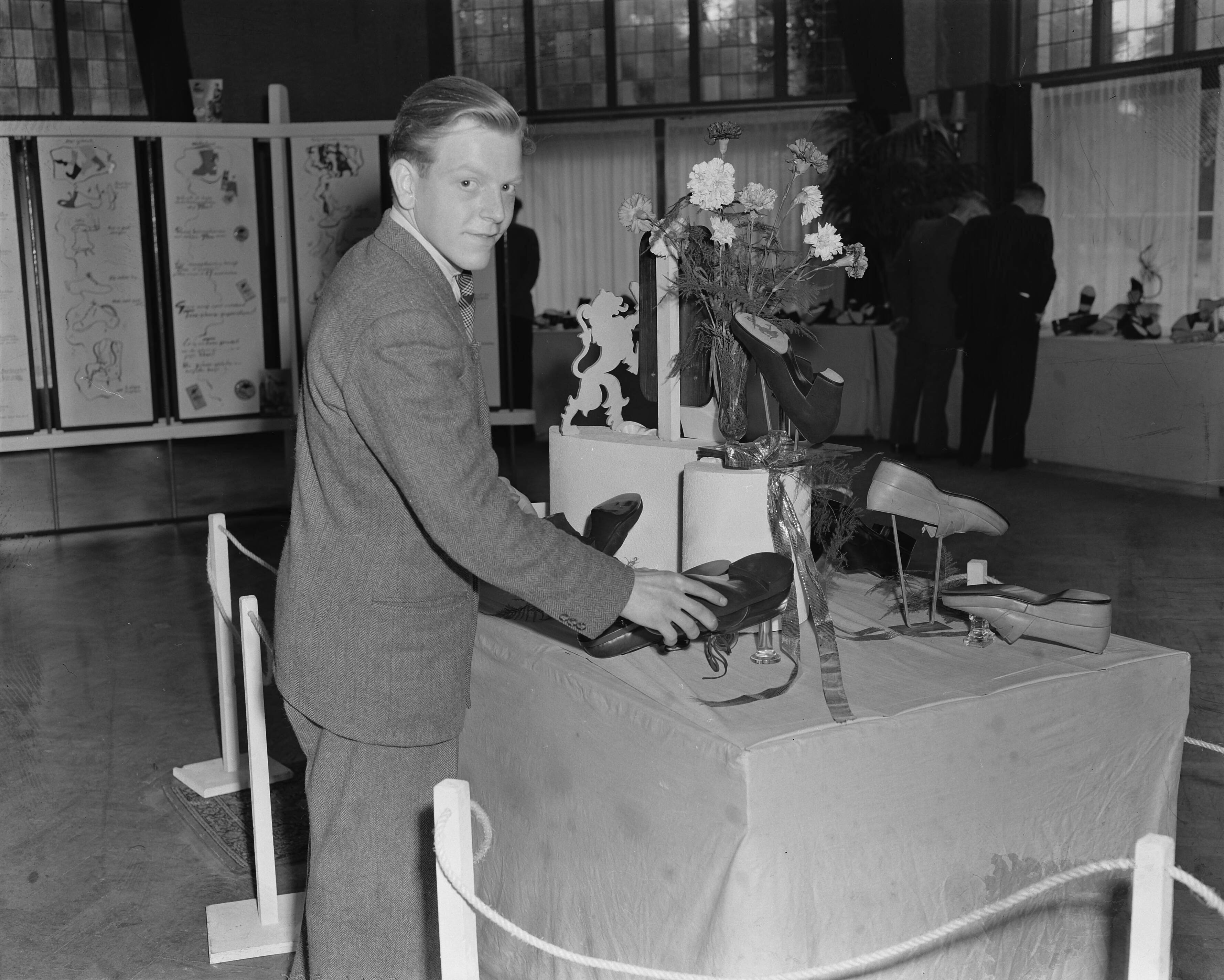 Tentoonstelling 'Het Gulden Voetspoor'. Expositie van de geschiedenis van het schoeisel in Den Haag — Foto: Pot, Harry / Anefo. — Licentie: Set B: Rechtenvrij / Publiek Domein. Bron: Nationaal Archief. http://hdl.handle.net/10648/a8efeb00-d0b4-102d-bcf8-003048976d84