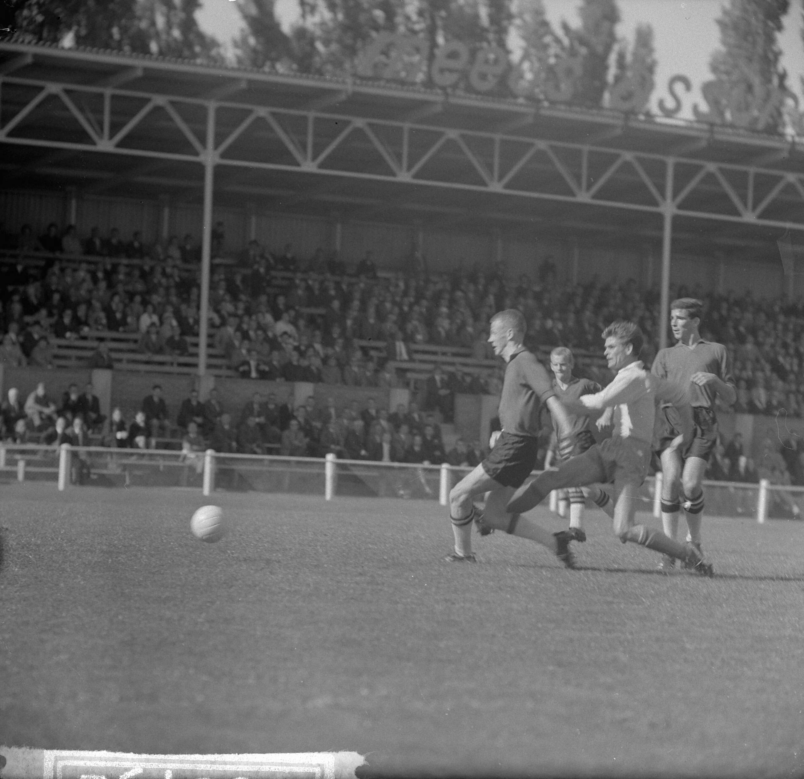 Fotocollectie Anefo — Voetbal. NAC tegen Sittardia 2-2. Spelmoment — Foto: Nijs, Jac. de / Anefo. Licentie: Set B: Rechtenvrij / Publiek Domein. Bron: Nationaal Archief. http://hdl.handle.net/10648/aa78f7e6-d0b4-102d-bcf8-003048976d84