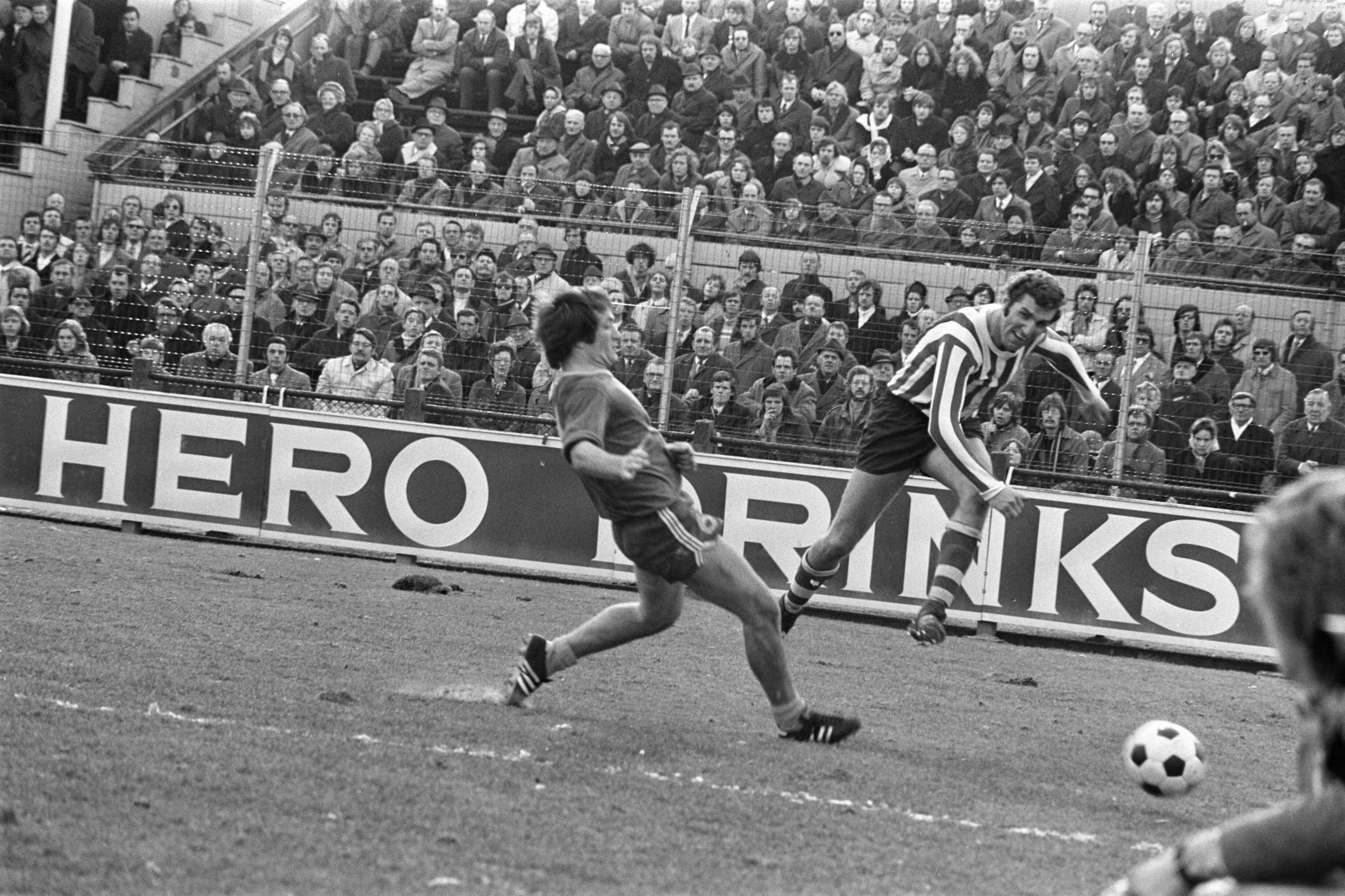 Fotocollectie Anefo — Den Haag tegen Sparta 1-1, spelmoment, links Simon van Vliet rechts Charly Bosveld (Sparta) — Foto: Mieremet, Rob / Anefo. Licentie: Set B: Rechtenvrij / Publiek Domein. Bron: Nationaal Archief. http://hdl.handle.net/10648/abe2f352-d0b4-102d-bcf8-003048976d84