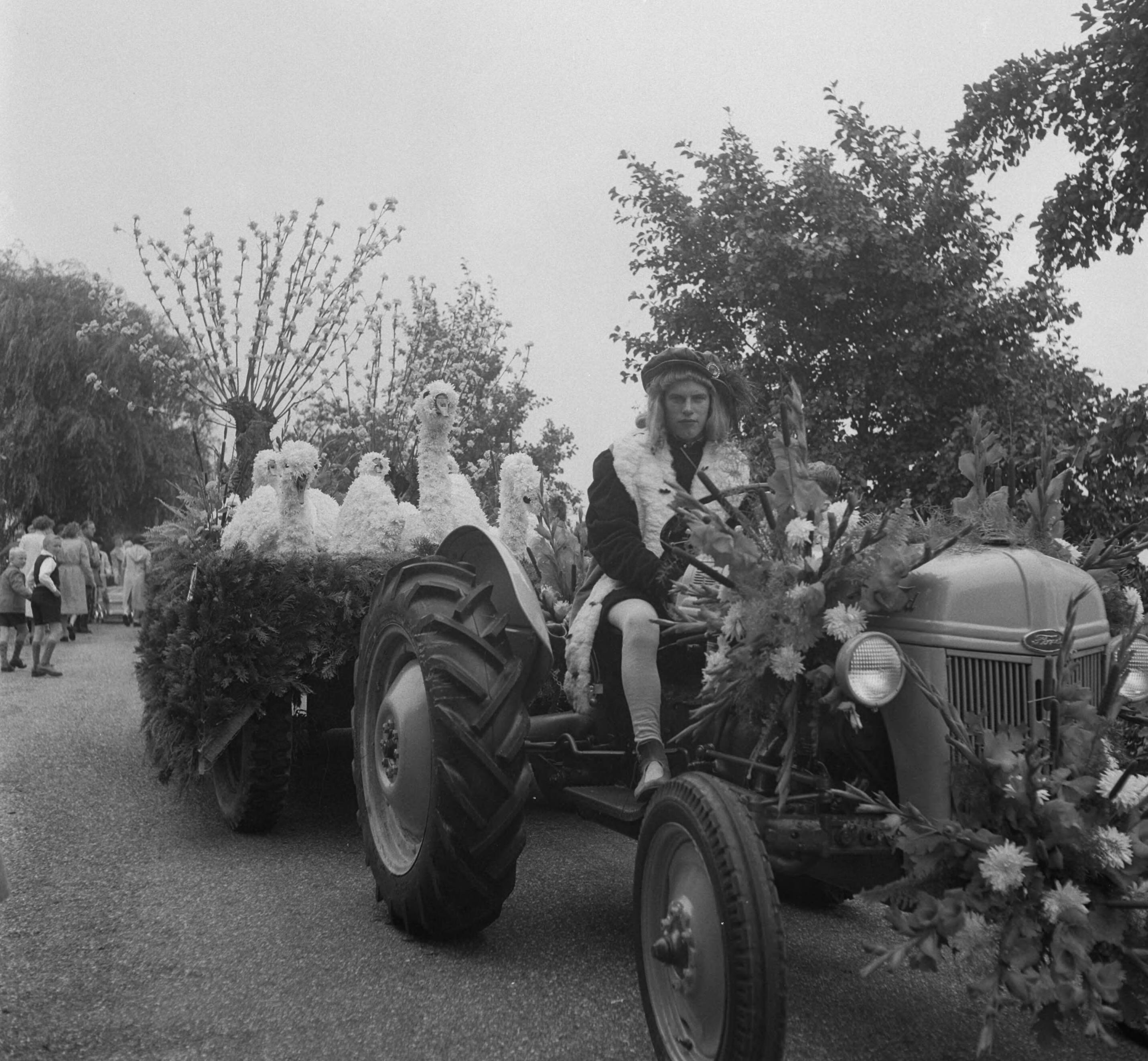Fotocollectie Anefo — Bloemencorso Aalsmeer — Foto: Pot, Harry / Anefo. Licentie: Set B: Rechtenvrij / Publiek Domein. Bron: Nationaal Archief. http://hdl.handle.net/10648/a8deb2e0-d0b4-102d-bcf8-003048976d84