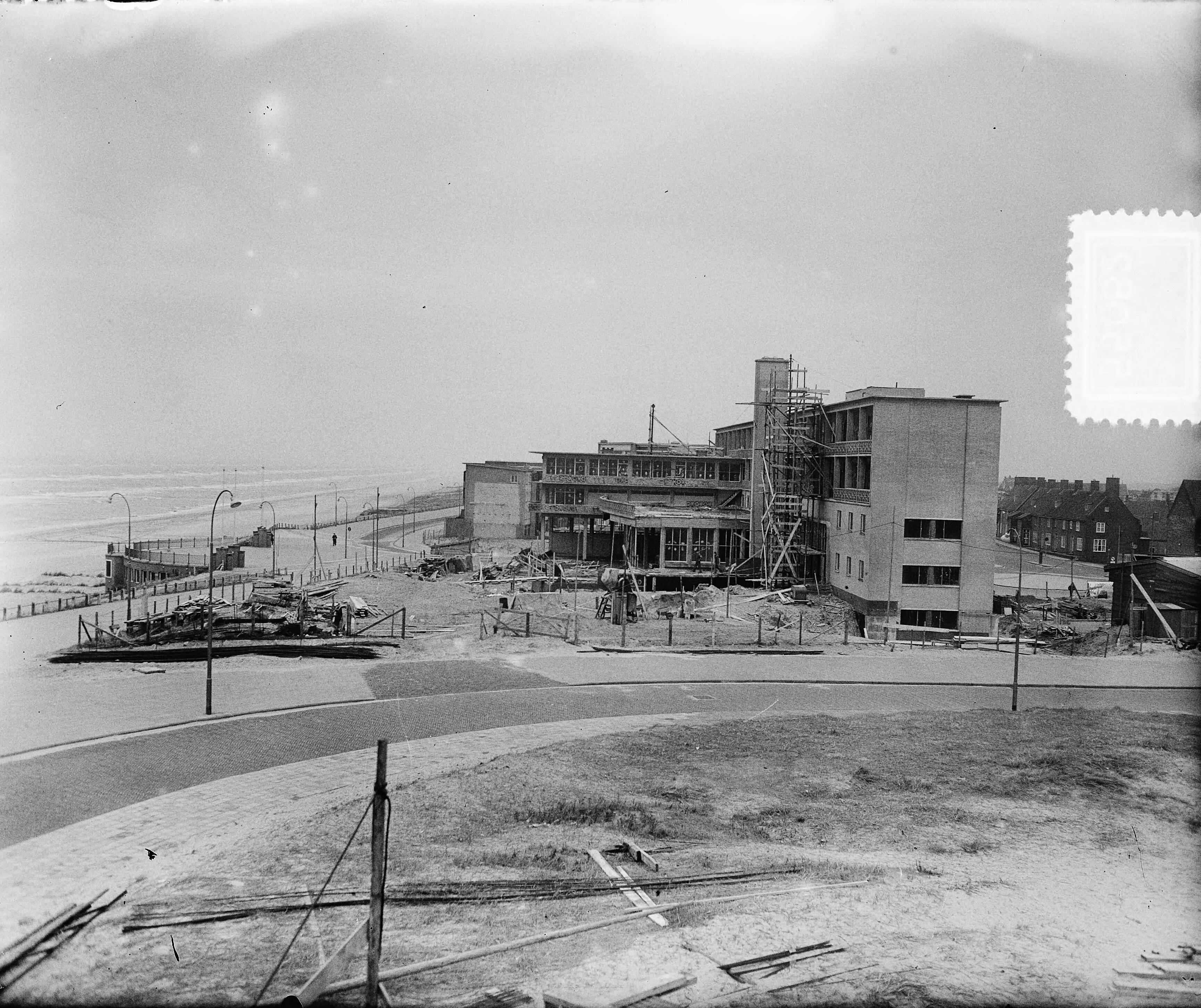 Fotocollectie Anefo — Aanbouw nieuw hotel in Zandvoort ['Hotel Bouwes' aan de 'Boulevard Paulus Loot'] — Foto: Pot, Harry / Anefo. Licentie: Set B: Rechtenvrij / Publiek Domein. Bron: Nationaal Archief. http://hdl.handle.net/10648/a9057a7e-d0b4-102d-bcf8-003048976d84