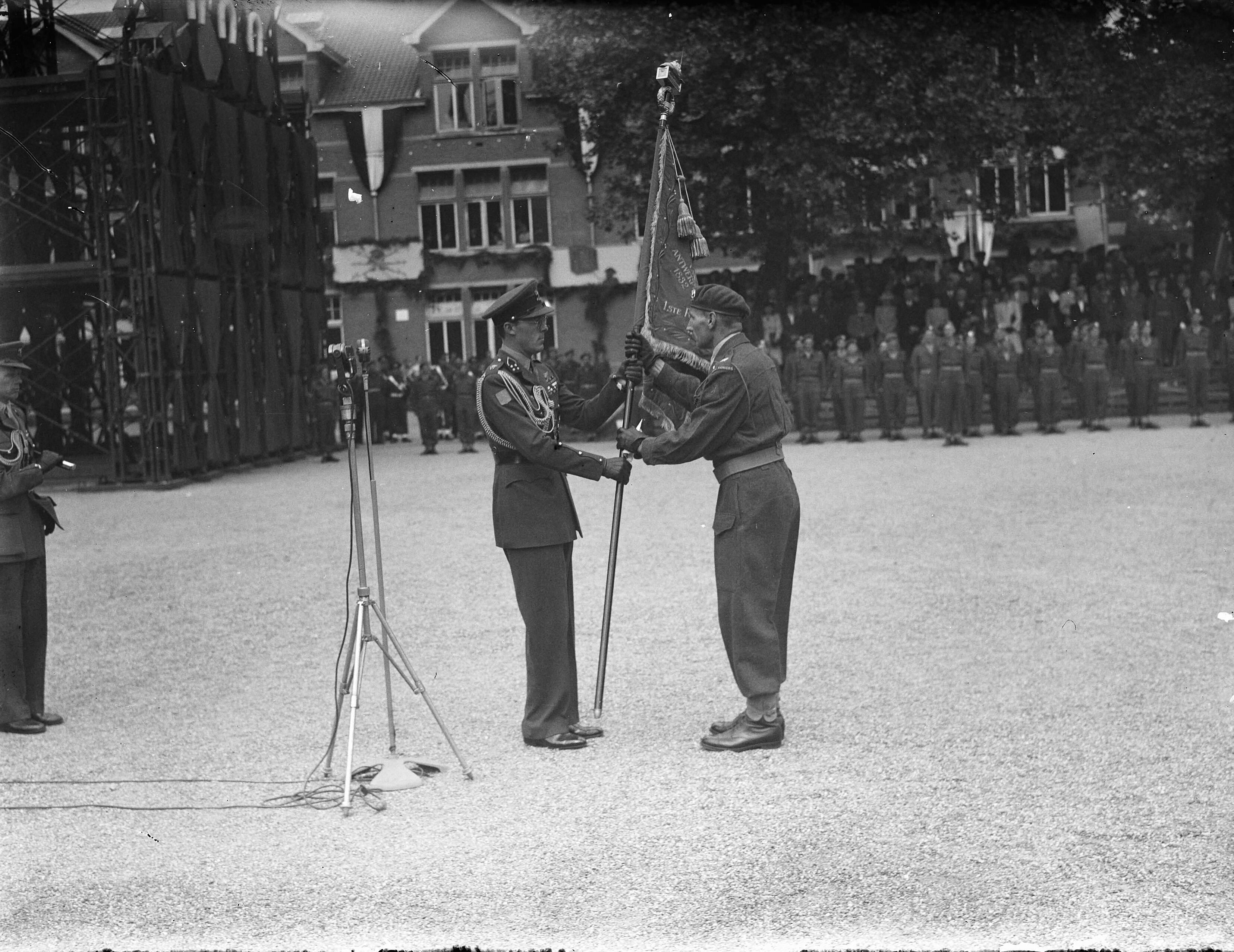 Fotocollectie Anefo — Viering 200 jarig bestaan der Genie in de Kromhoutkazerne te Utrecht. Overdracht van het nieuwe vaandel aan het 1e regiment Pioniers door inspecteur-generaal prins Bernhard aan de commandant van het depot Pioniers, luitenant-kolonel der genie, J.C.C. Nottrot — Foto: Noske, J.D. / Anefo. Licentie: Set B: Rechtenvrij / Publiek Domein. Bron: Nationaal Archief. http://hdl.handle.net/10648/a8b6fe30-d0b4-102d-bcf8-003048976d84