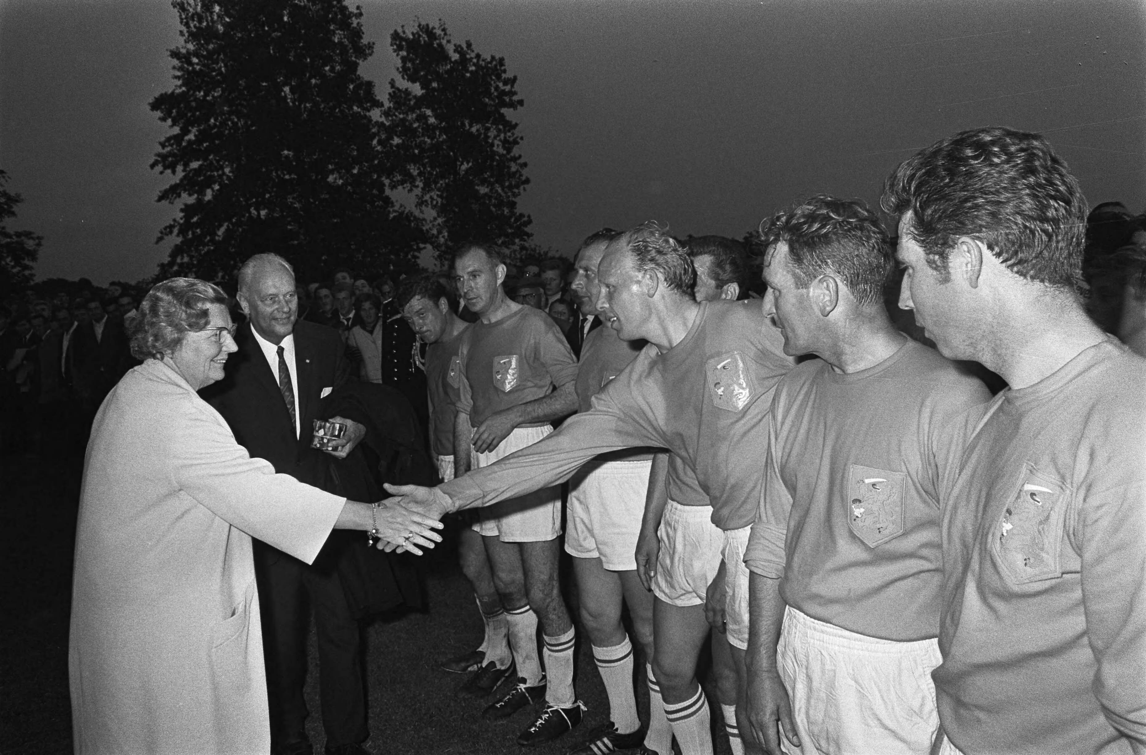 Oud Internationals tegen Soest-combinatie te Soestdijk 3-4 — De spelers worden aan koningin Juliana voorgesteld — Foto: Fotograaf Onbekend / Anefo. Licentie: Set B: Rechtenvrij / Publiek Domein. Bron: Nationaal Archief. http://hdl.handle.net/10648/ab454a3a-d0b4-102d-bcf8-003048976d84