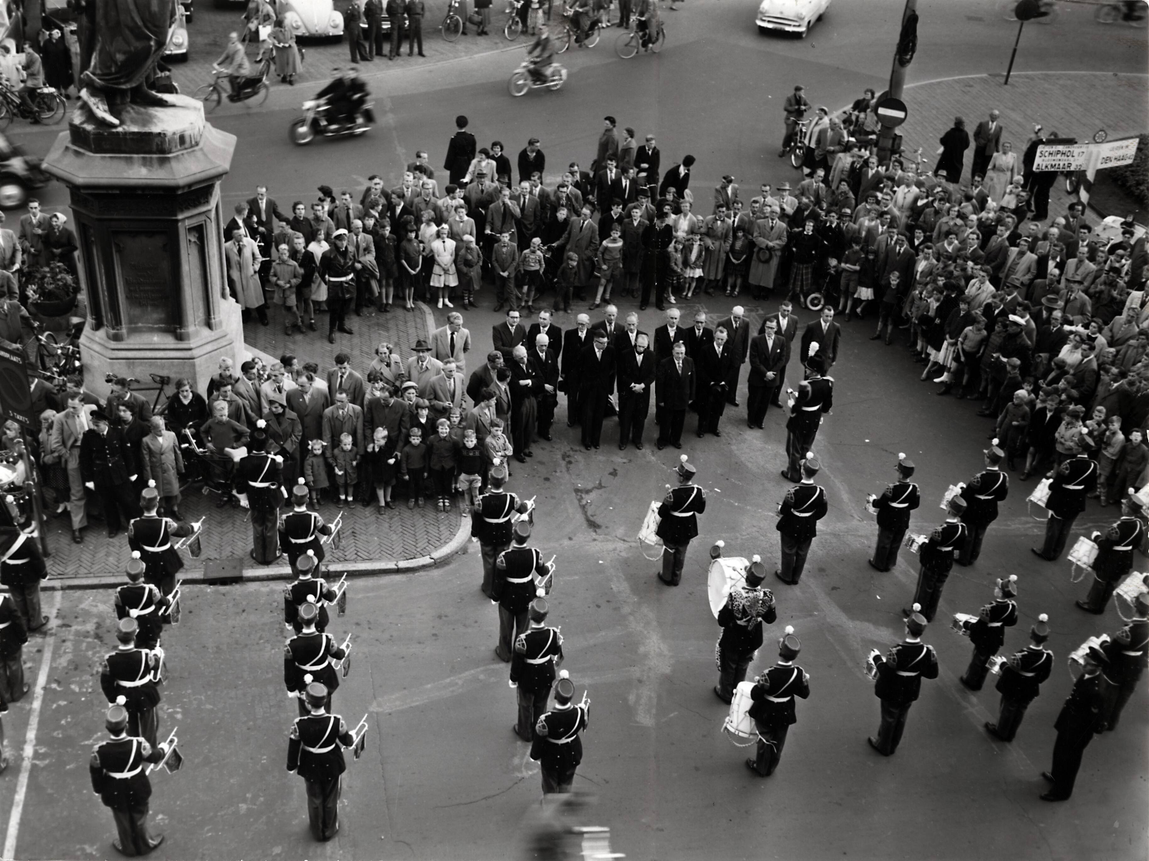 Collectie nader te bepalen — 50-jarig jubileum N.V. De Spaarnestad. Bijeenkomst bij het standbeeld van Laurens Jansz. Coster in Haarlem. In de voorgrond een muziekkorps] — Foto: Fotograaf Onbekend / Fotobureau onbekend / Spaarnestad Photo (05887). Licentie: Set B: Rechtenvrij / Publiek Domein. Bron: Nationaal Archief. http://hdl.handle.net/10648/35429da6-3a82-a382-e063-6df0900a6686