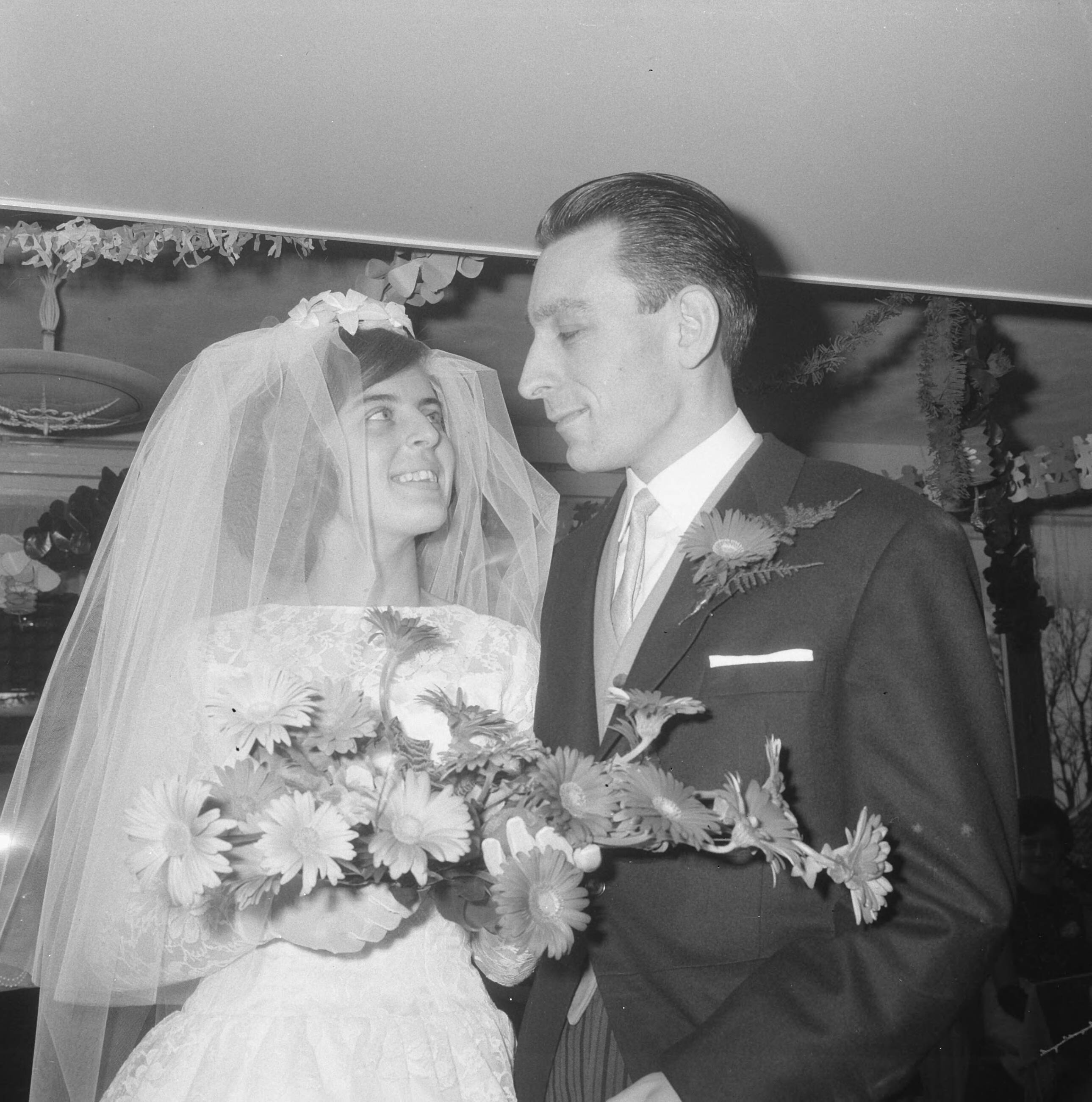 Fotocollectie Anefo — Huwelijk van atlete Tilly van der Zwaard met Gerrit van der Made te Aalsmeer — Foto: Pot, Harry / Anefo. Licentie: Set B: Rechtenvrij / Publiek Domein. Bron: Nationaal Archief. http://hdl.handle.net/10648/aa845a82-d0b4-102d-bcf8-003048976d84
