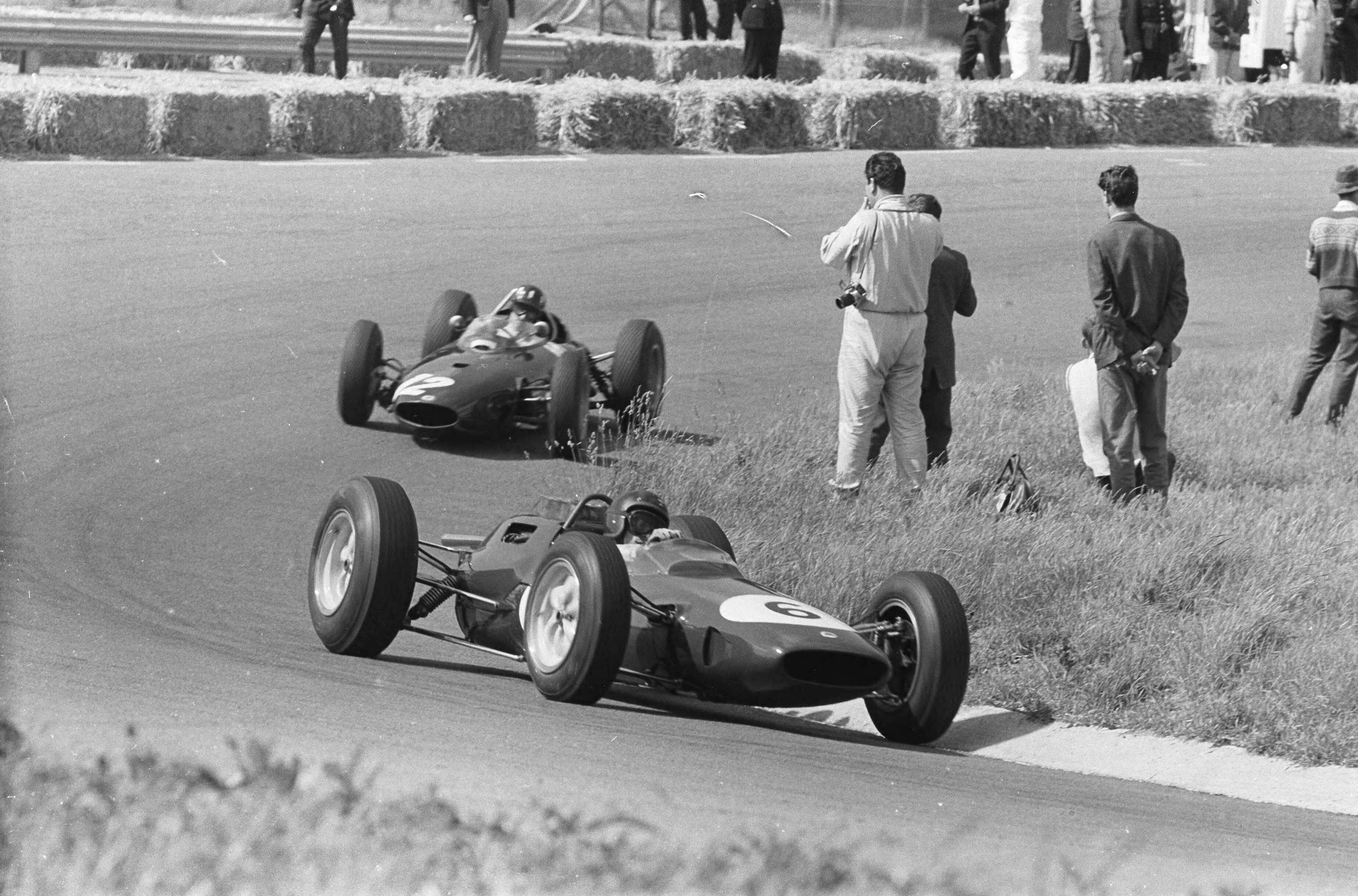 Fotocollectie Anefo — Grand Prix te Zandvoort. Nummer 6 Jim Clark aan kop met achter hem Graham Hill met BRM — Foto: Pot, Harry / Anefo. Licentie: Set B: Rechtenvrij / Publiek Domein. Bron: Nationaal Archief. http://hdl.handle.net/10648/aa3be4dc-d0b4-102d-bcf8-003048976d84