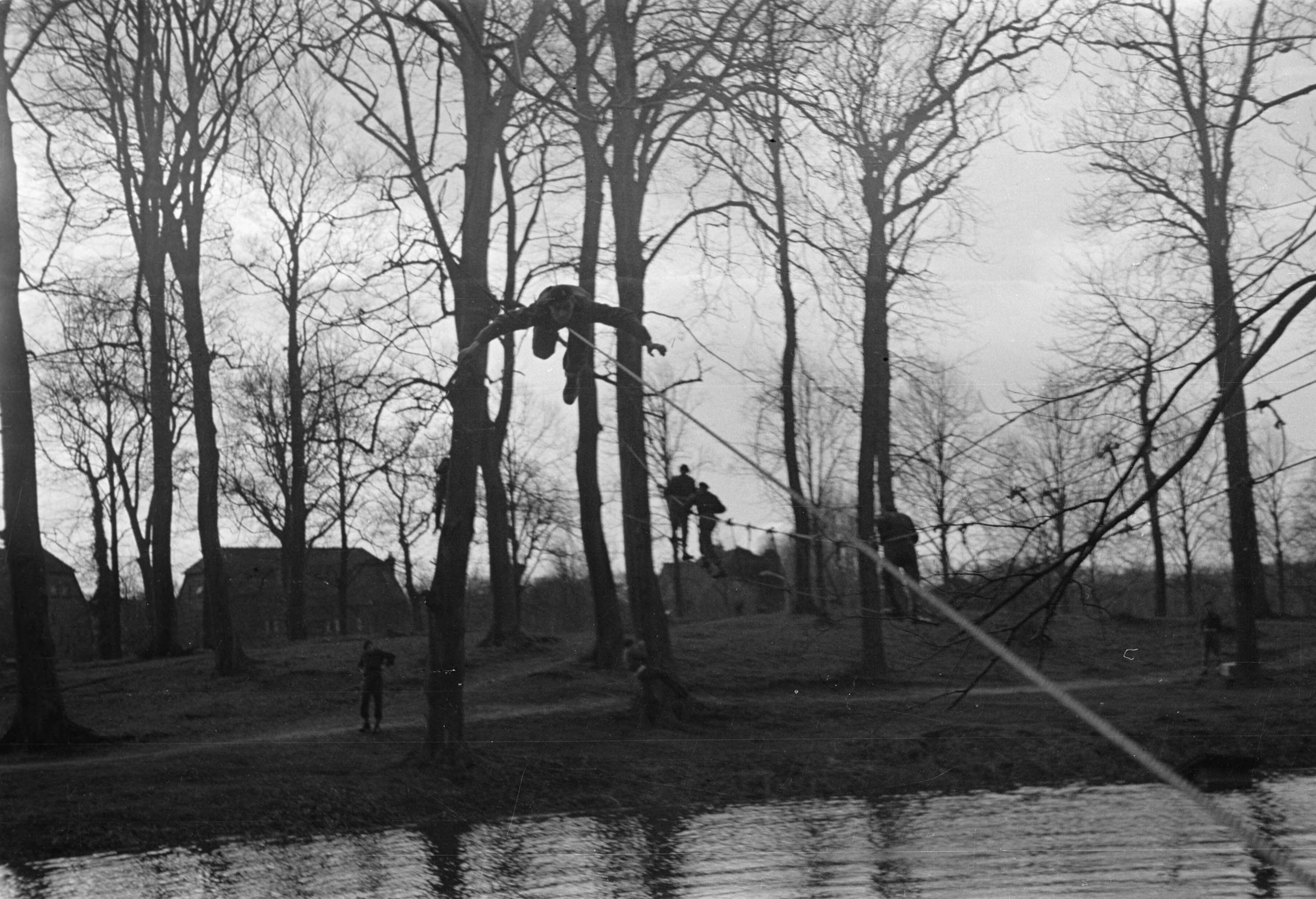 Fotocollectie Anefo — Militair opleidingskamp te Bloemendaal(bezoek Generaal Kruls ) — Foto: Dudok van Heel, Jack / Anefo. Licentie: Set B: Rechtenvrij / Publiek Domein. Bron: Nationaal Archief. http://hdl.handle.net/10648/a898a908-d0b4-102d-bcf8-003048976d84