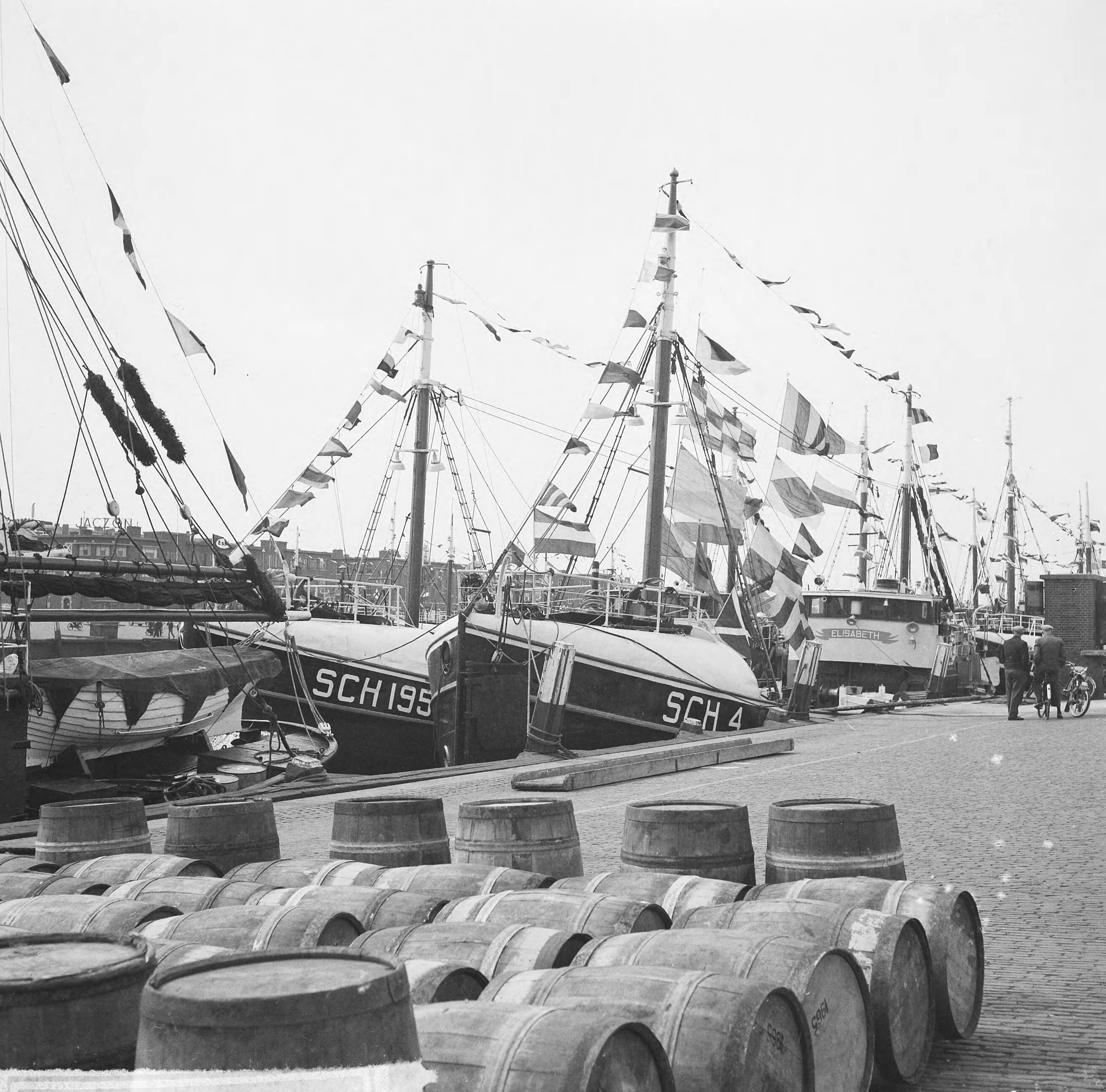 Fotocollectie Anefo — Vlaggetjesdag te Scheveningen — Foto: Voets, Jan / Anefo. Licentie: Set B: Rechtenvrij / Publiek Domein. Bron: Nationaal Archief. http://hdl.handle.net/10648/aaa9b430-d0b4-102d-bcf8-003048976d84
